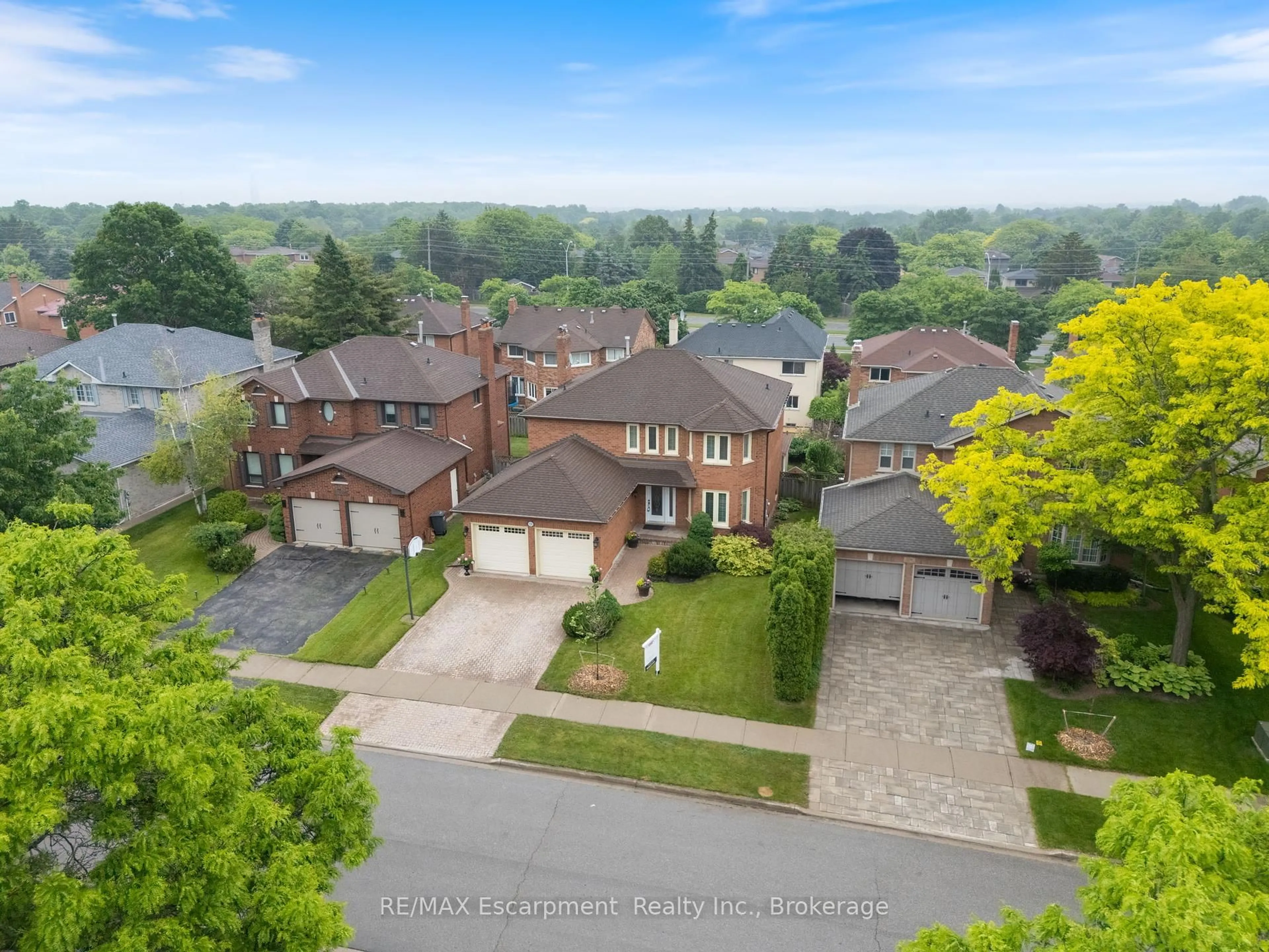 A pic from outside/outdoor area/front of a property/back of a property/a pic from drone, street for 1220 Grandview Dr, Oakville Ontario L6H 4Z1