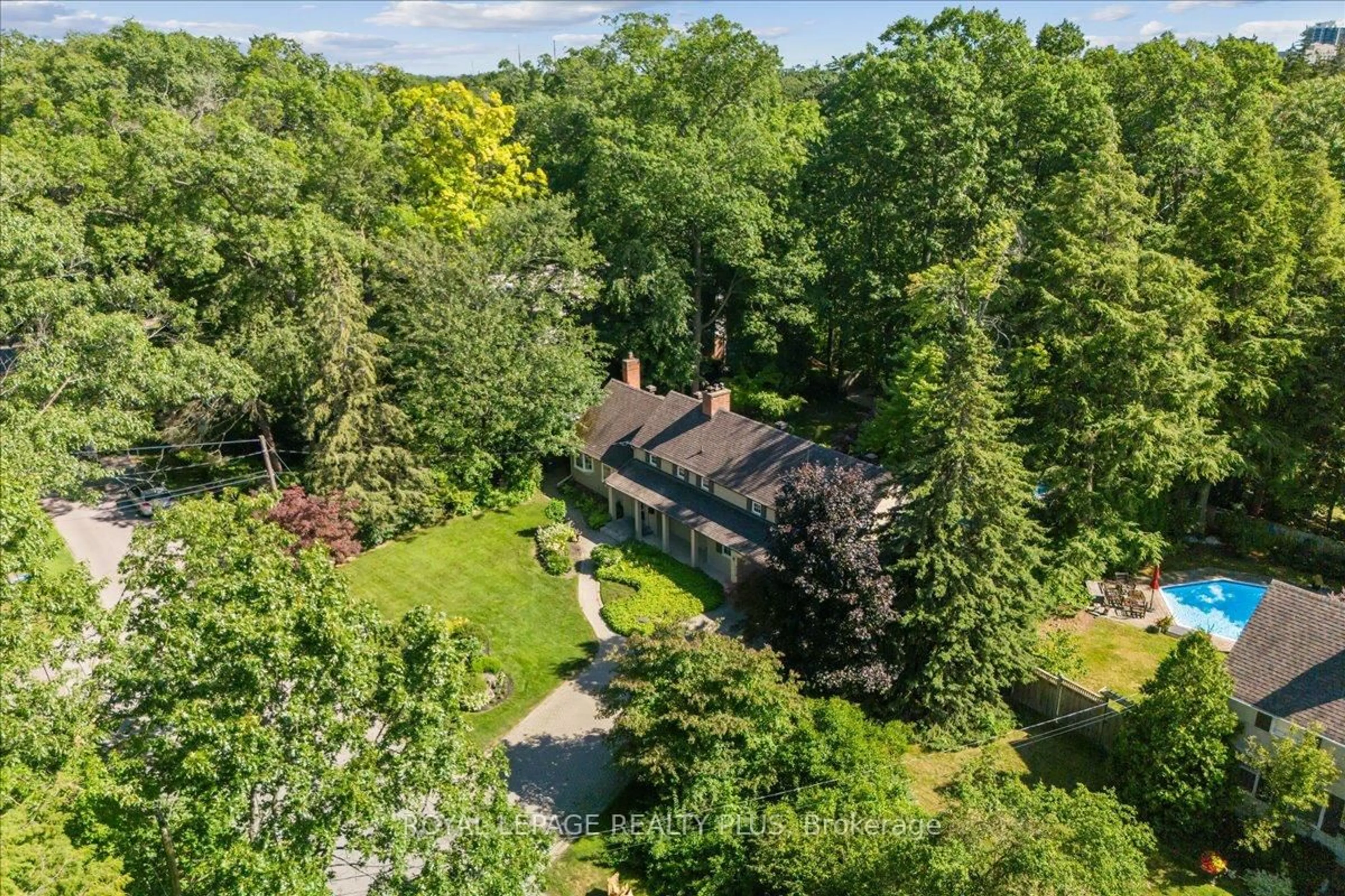 A pic from outside/outdoor area/front of a property/back of a property/a pic from drone, forest/trees view for 1258 Ravine Dr, Mississauga Ontario L5J 3E4