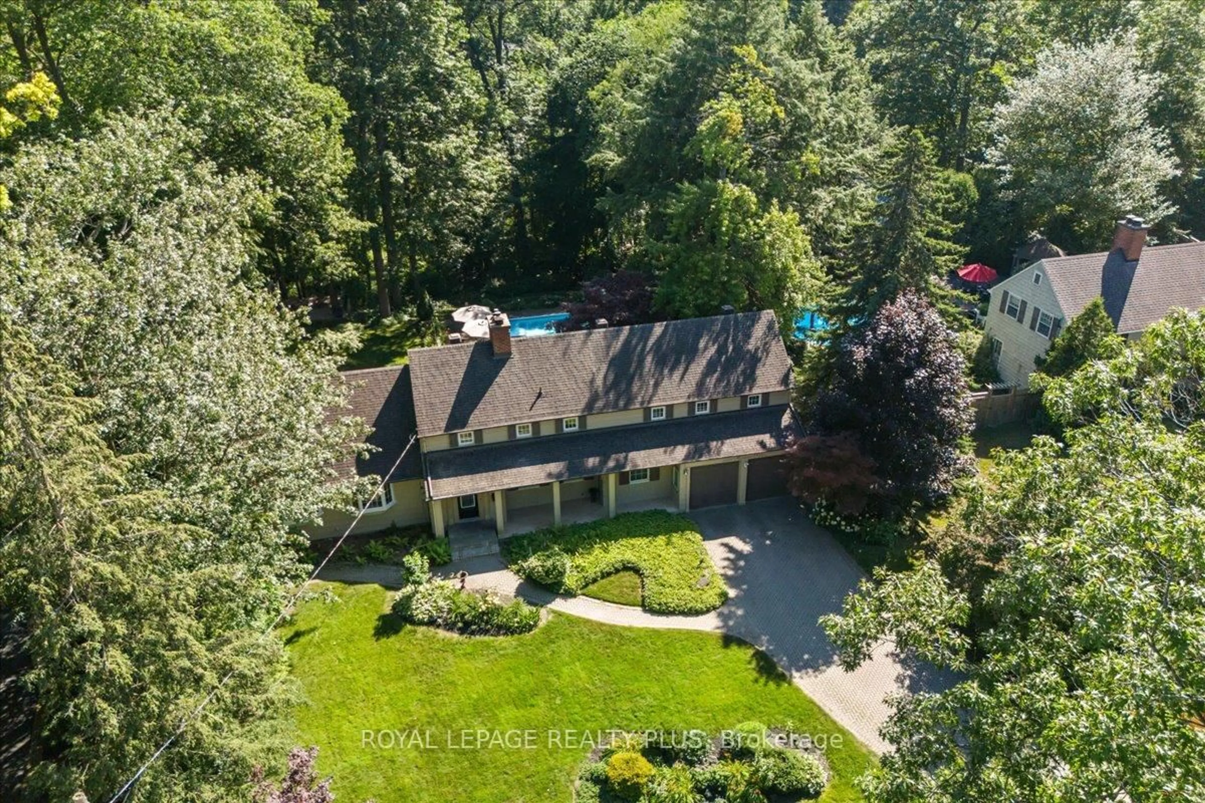 A pic from outside/outdoor area/front of a property/back of a property/a pic from drone, forest/trees view for 1258 Ravine Dr, Mississauga Ontario L5J 3E4