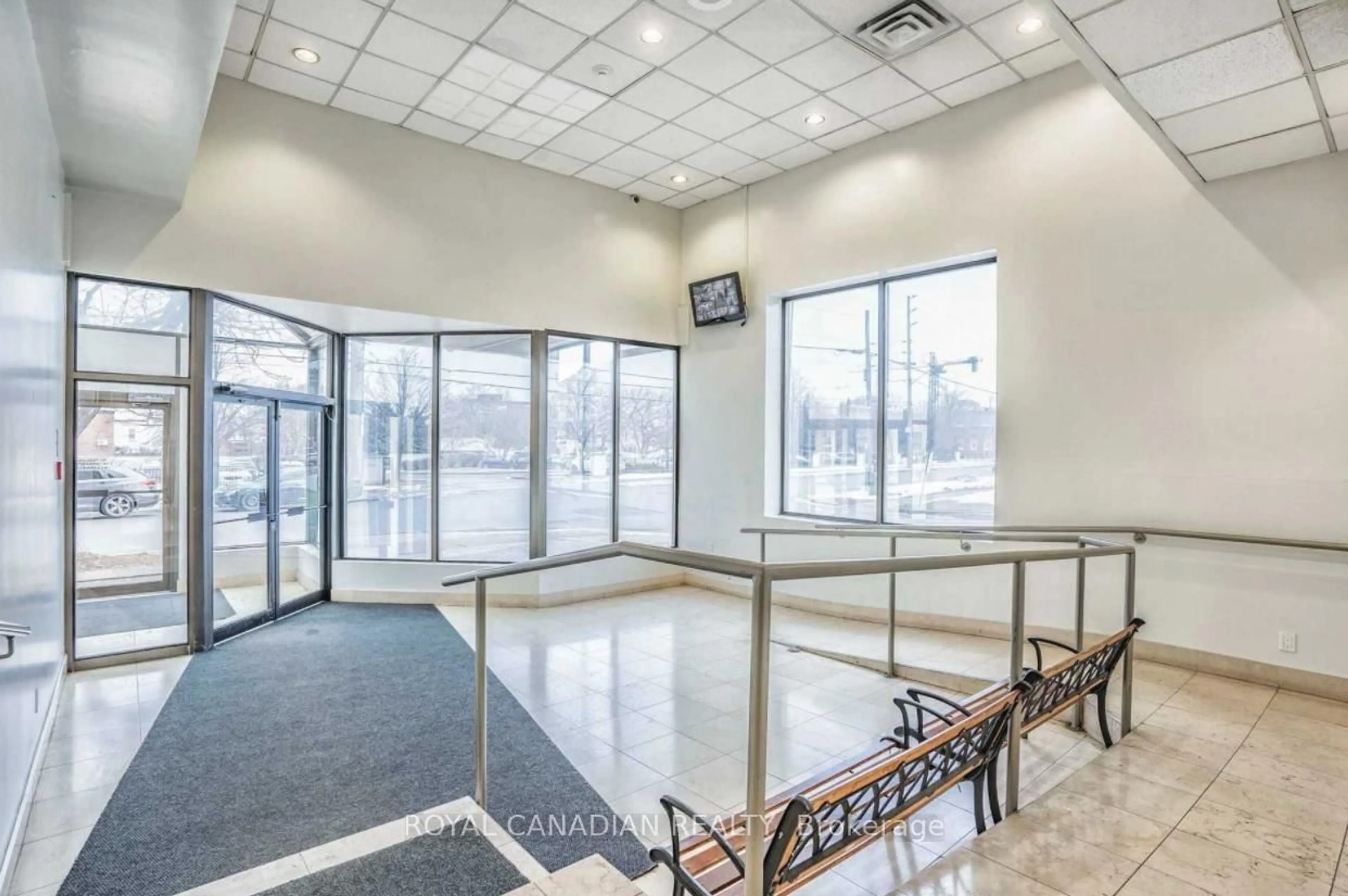 Indoor foyer for 25 Agnes St #1102, Mississauga Ontario L5B 3X7