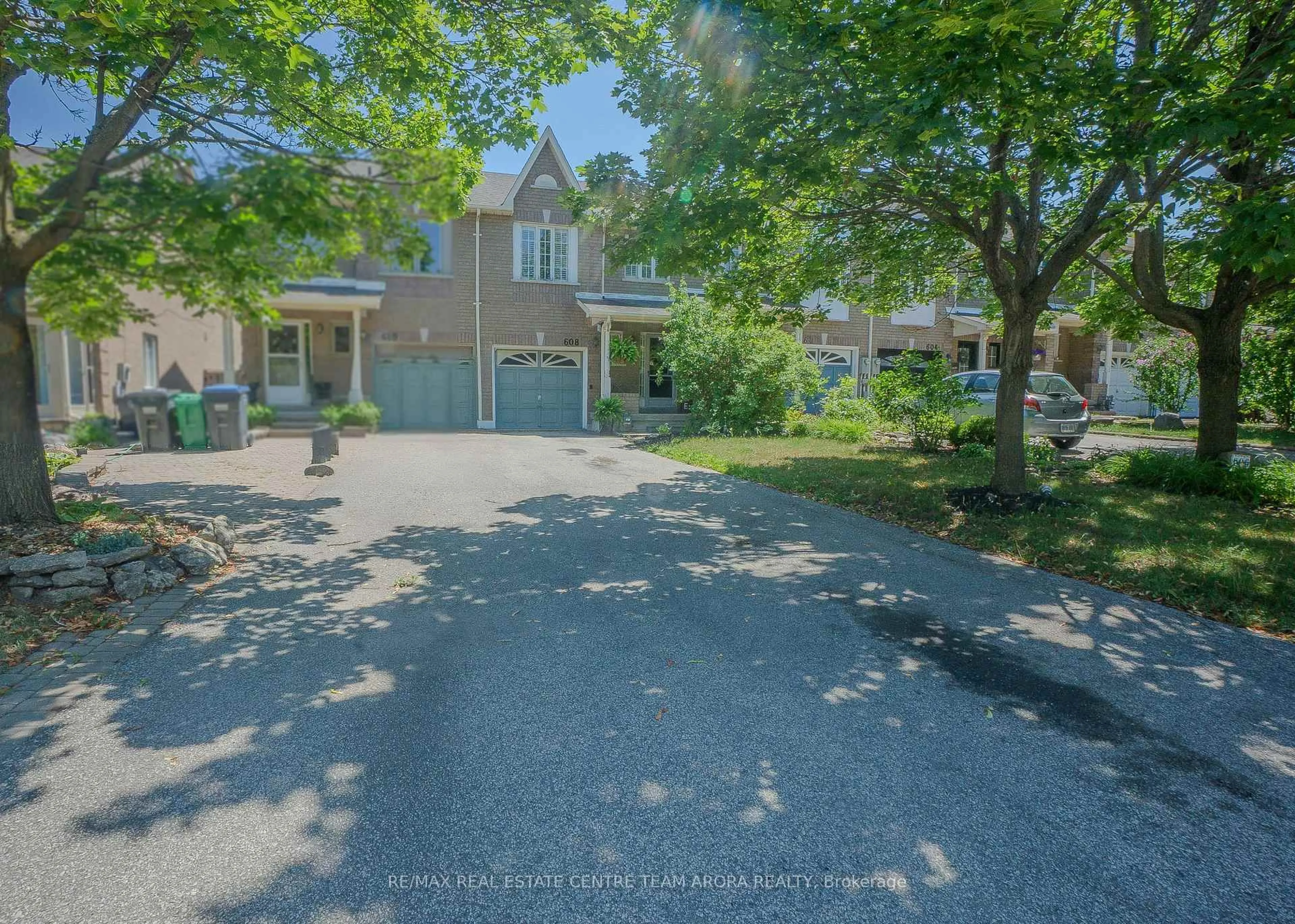 A pic from outside/outdoor area/front of a property/back of a property/a pic from drone, street for 608 Lumberton Cres, Mississauga Ontario L4Z 3Z6