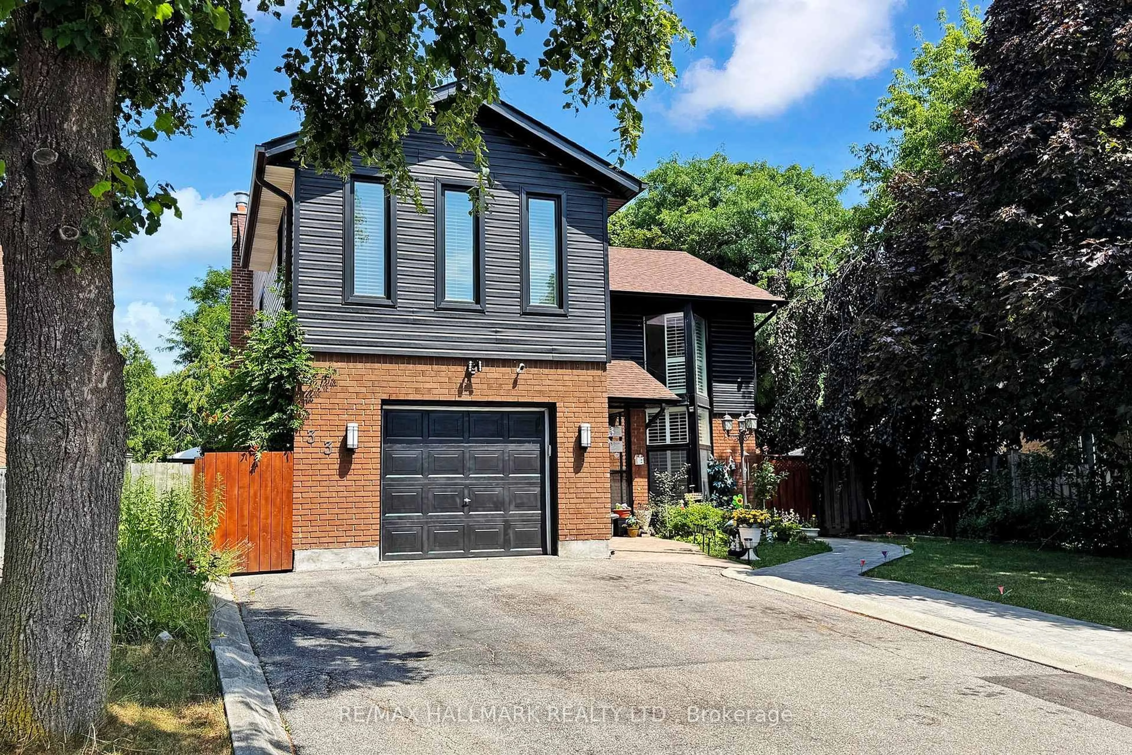 Home with brick exterior material, street for 33 Parkside Dr, Brampton Ontario L6Y 2H2