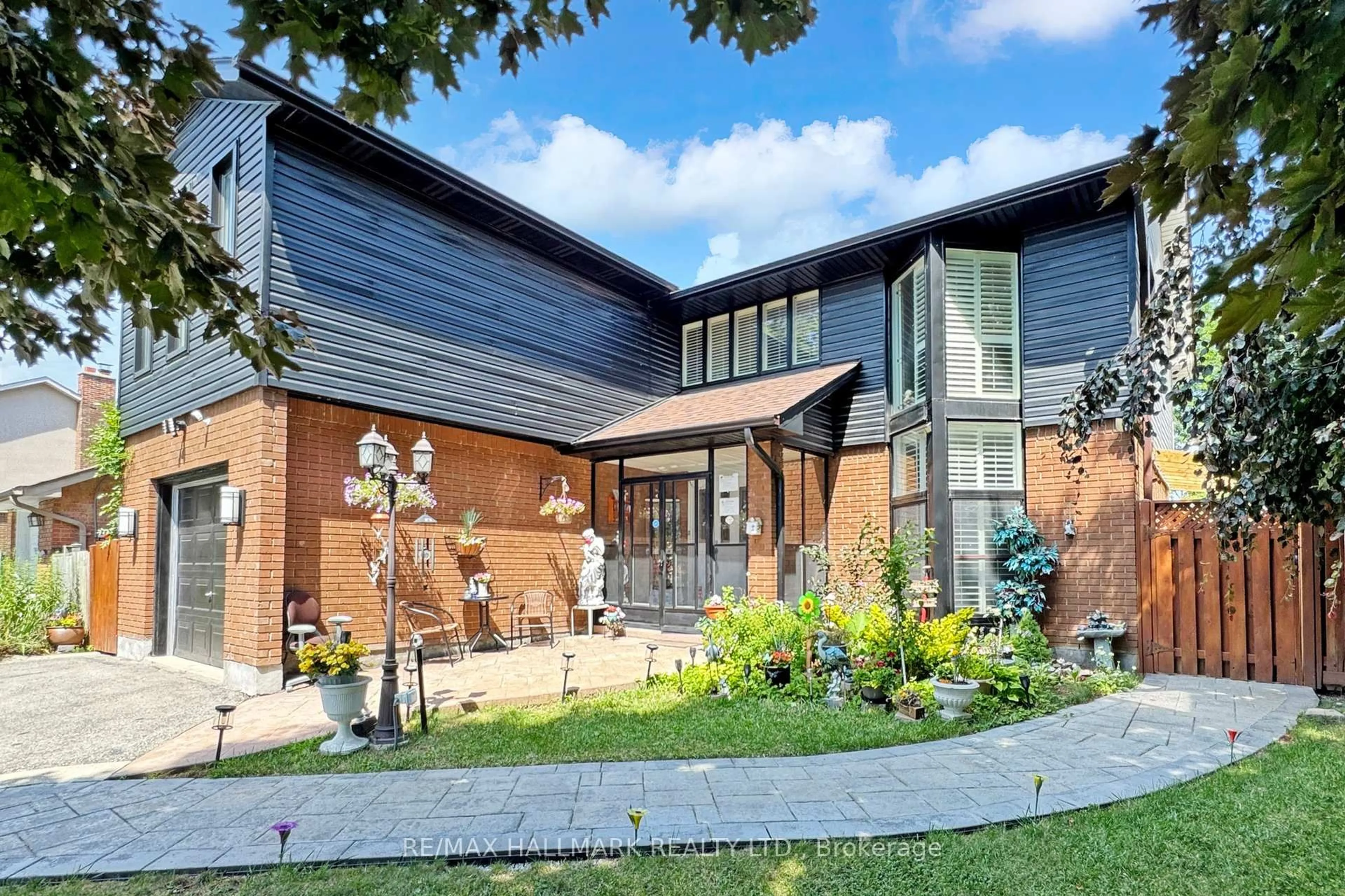 Home with brick exterior material, street for 33 Parkside Dr, Brampton Ontario L6Y 2H2