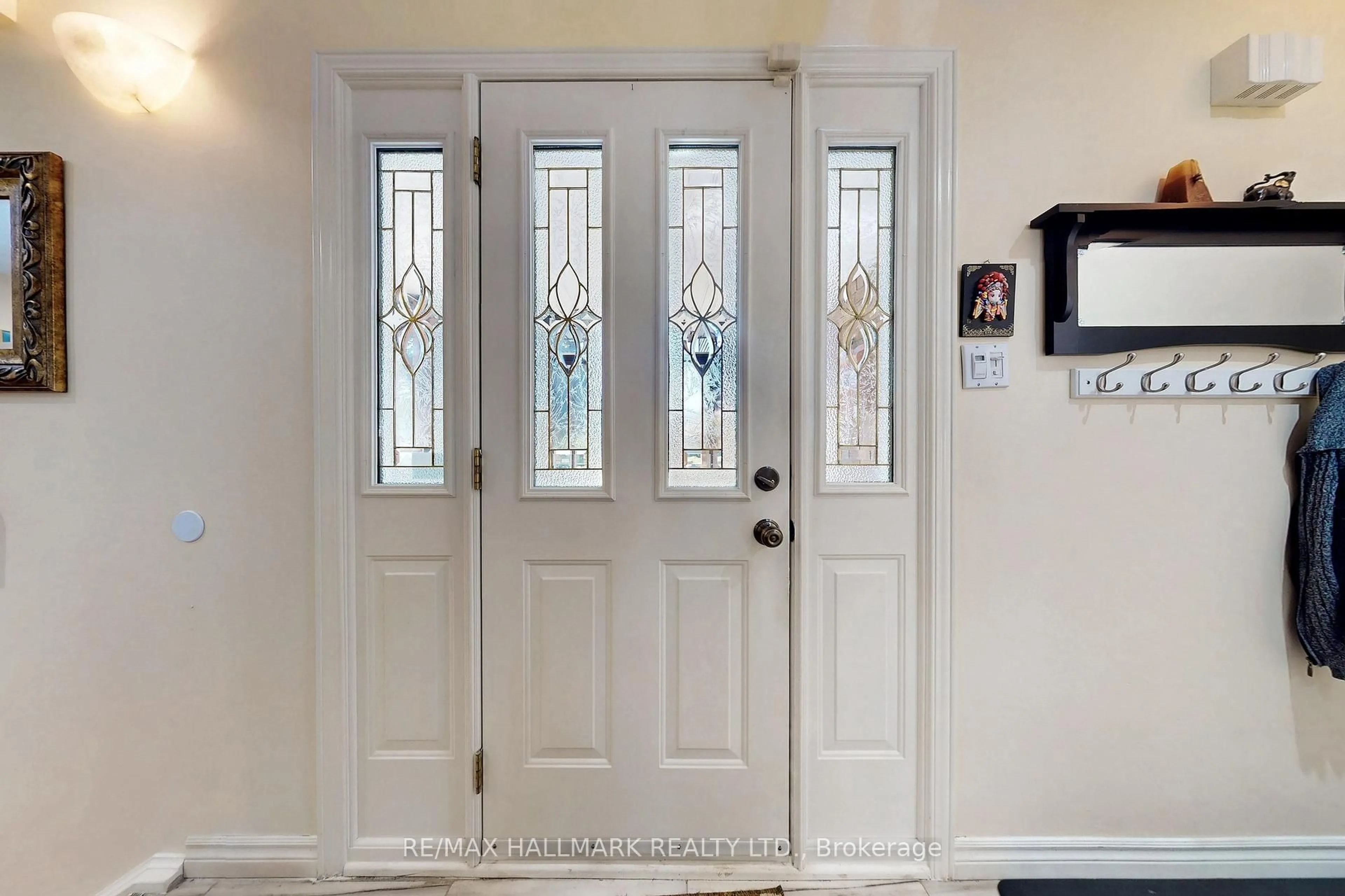 Indoor entryway for 33 Parkside Dr, Brampton Ontario L6Y 2H2
