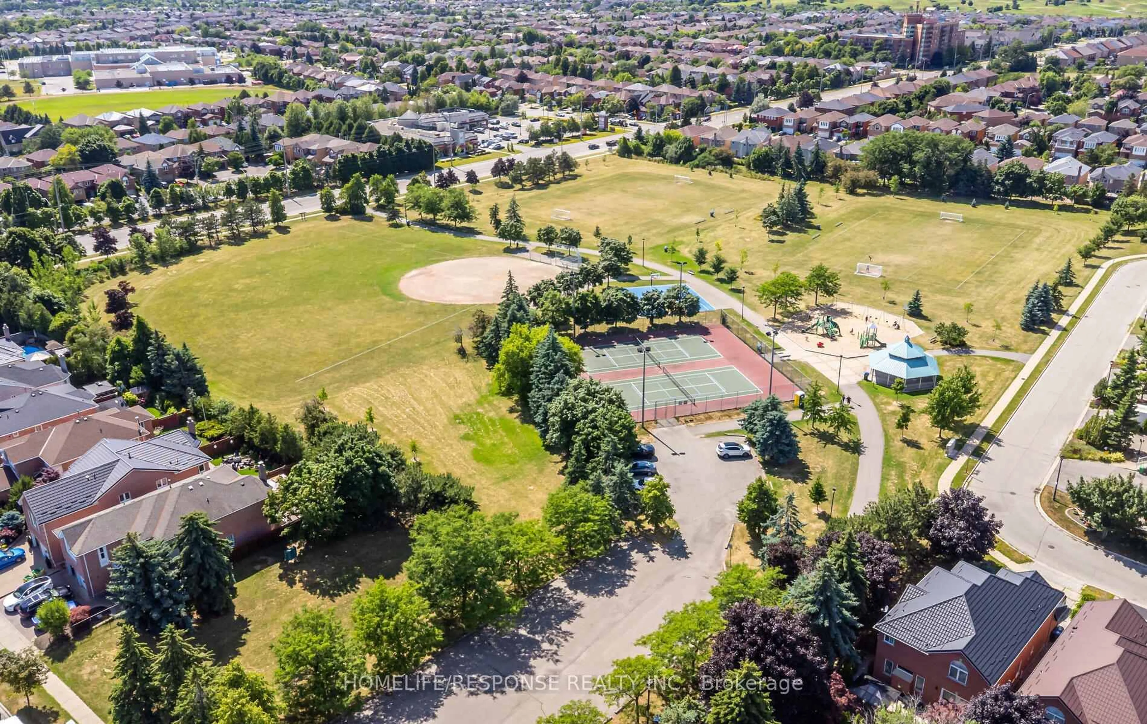 A pic from outside/outdoor area/front of a property/back of a property/a pic from drone, mountain view for 5133 PARKPLACE Circ, Mississauga Ontario L5V 2M1