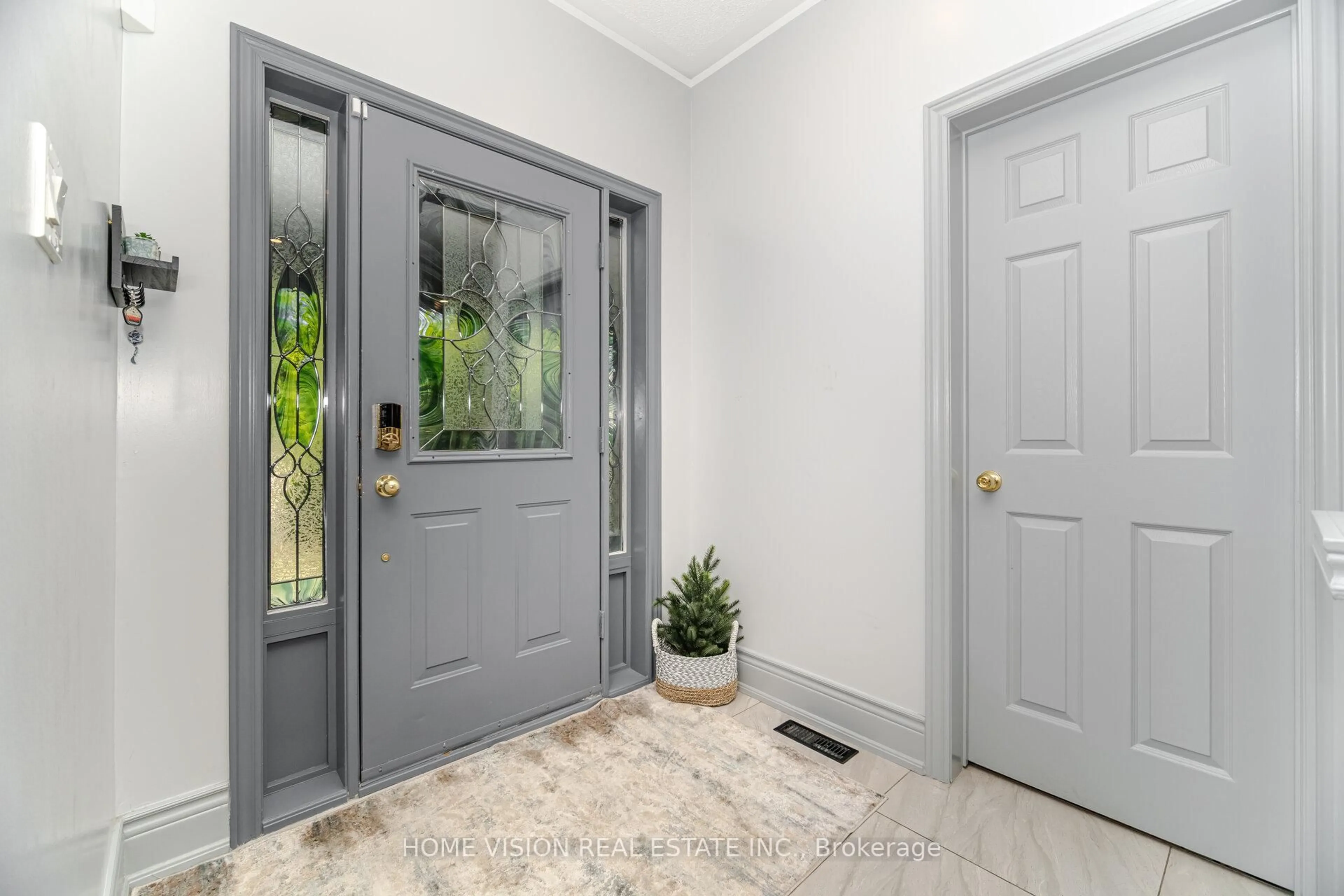 Indoor entryway for 6560 Western Skies Way, Mississauga Ontario L5W 1G4