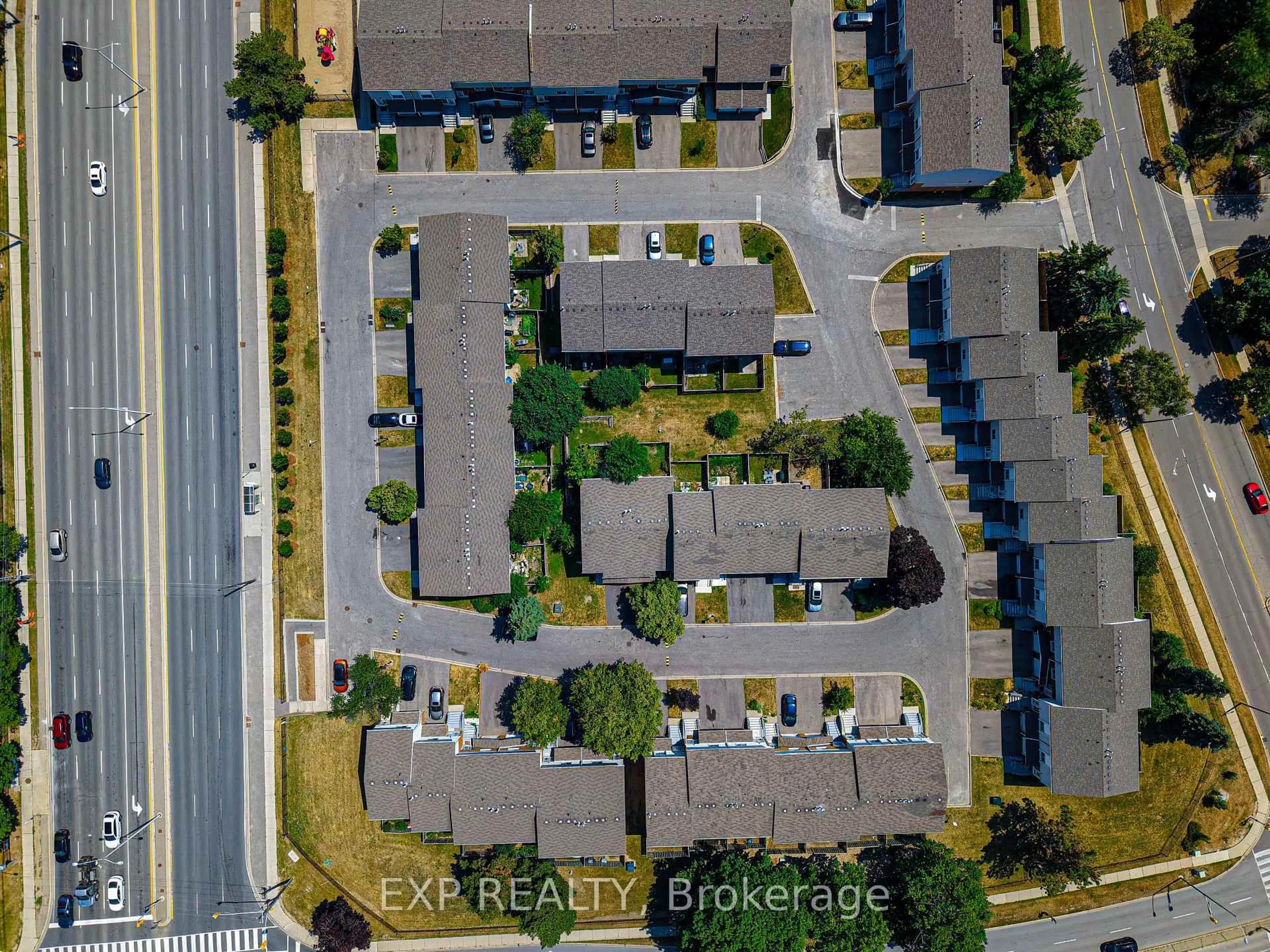 A pic from outside/outdoor area/front of a property/back of a property/a pic from drone, street for 56 Franklin Crt, Brampton Ontario L6T 3Z1