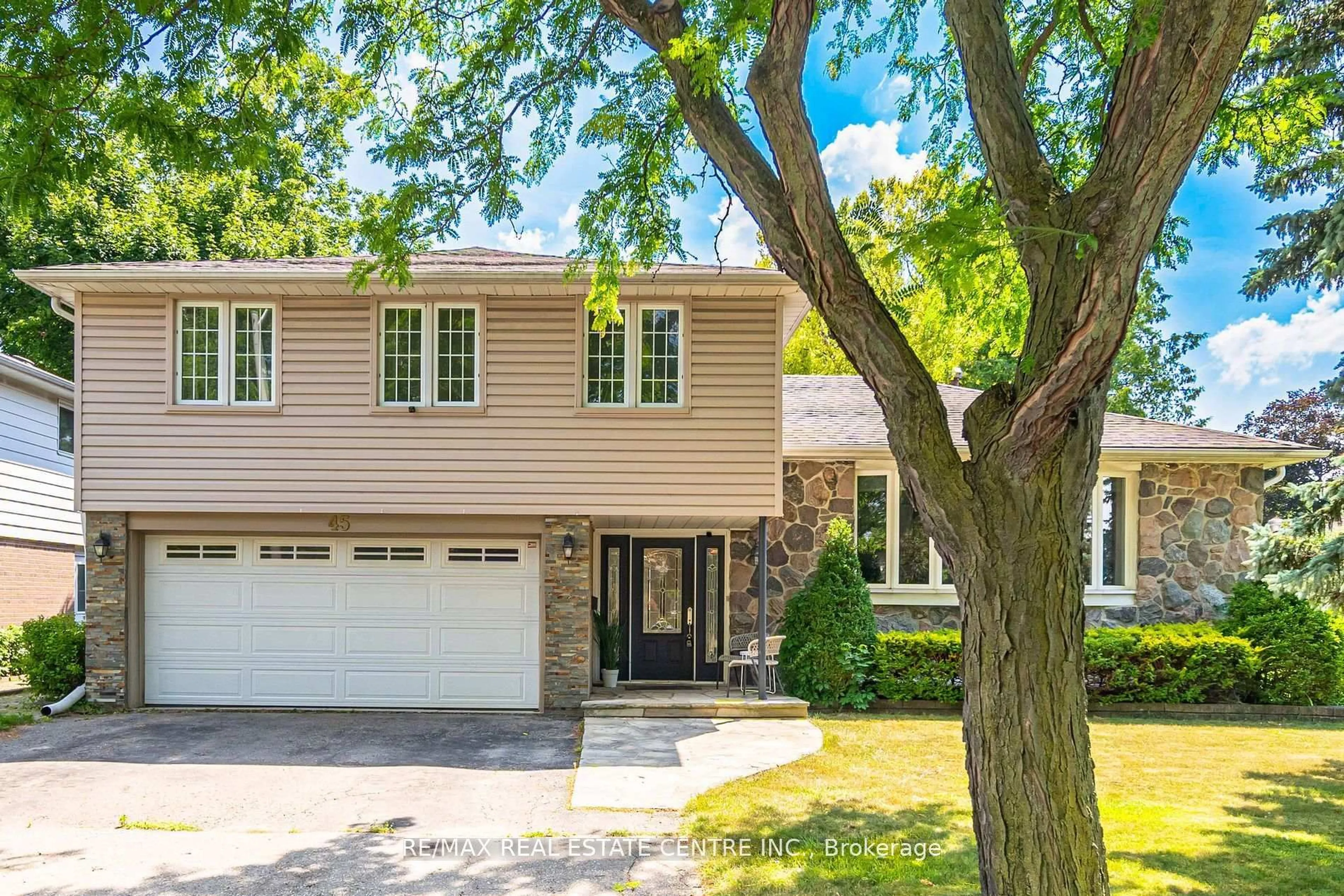 Home with vinyl exterior material, street for 45 Core Cres, Brampton Ontario L6W 2G6