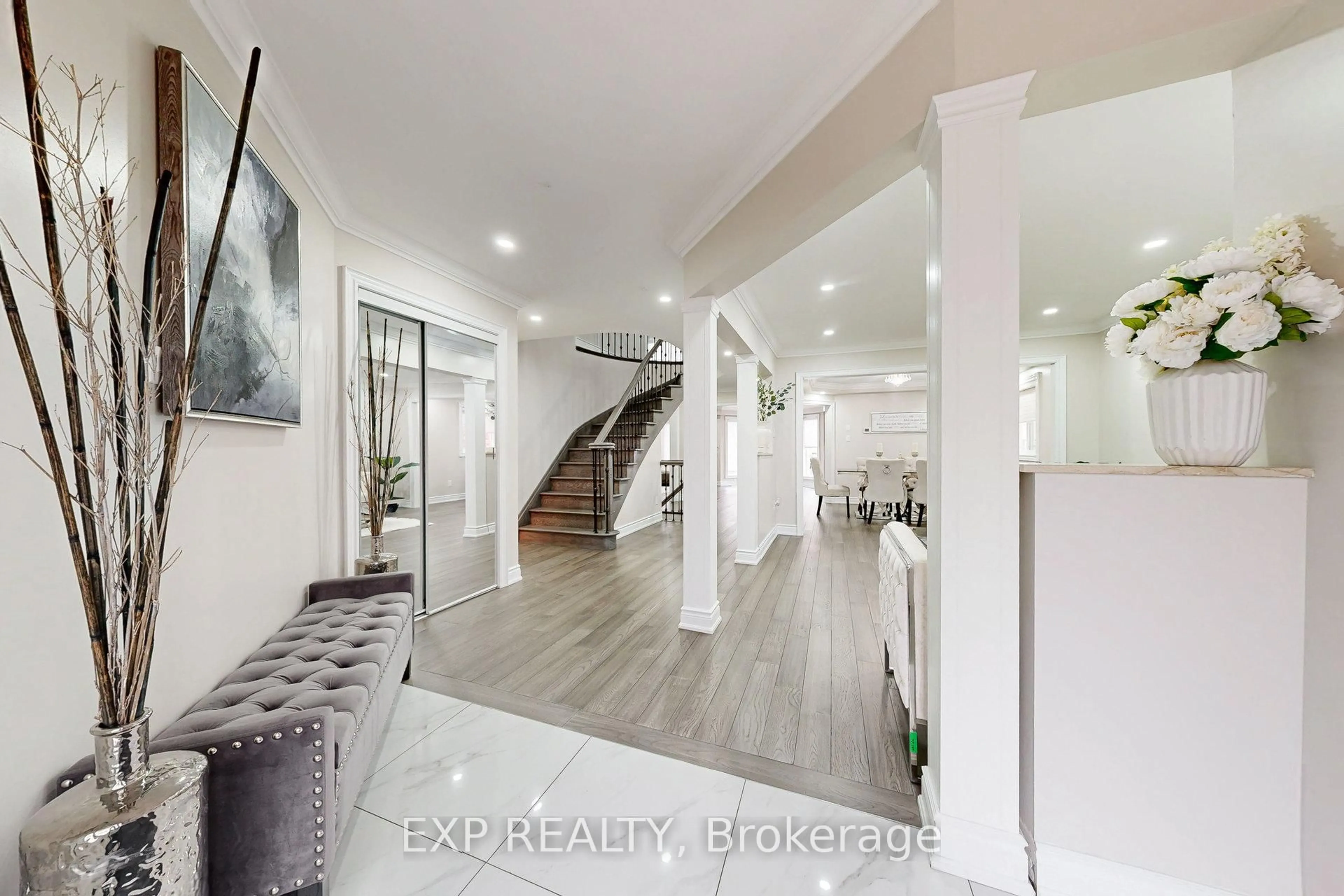 Indoor entryway for 5122 Timber Mill Crt, Mississauga Ontario L5V 2B8