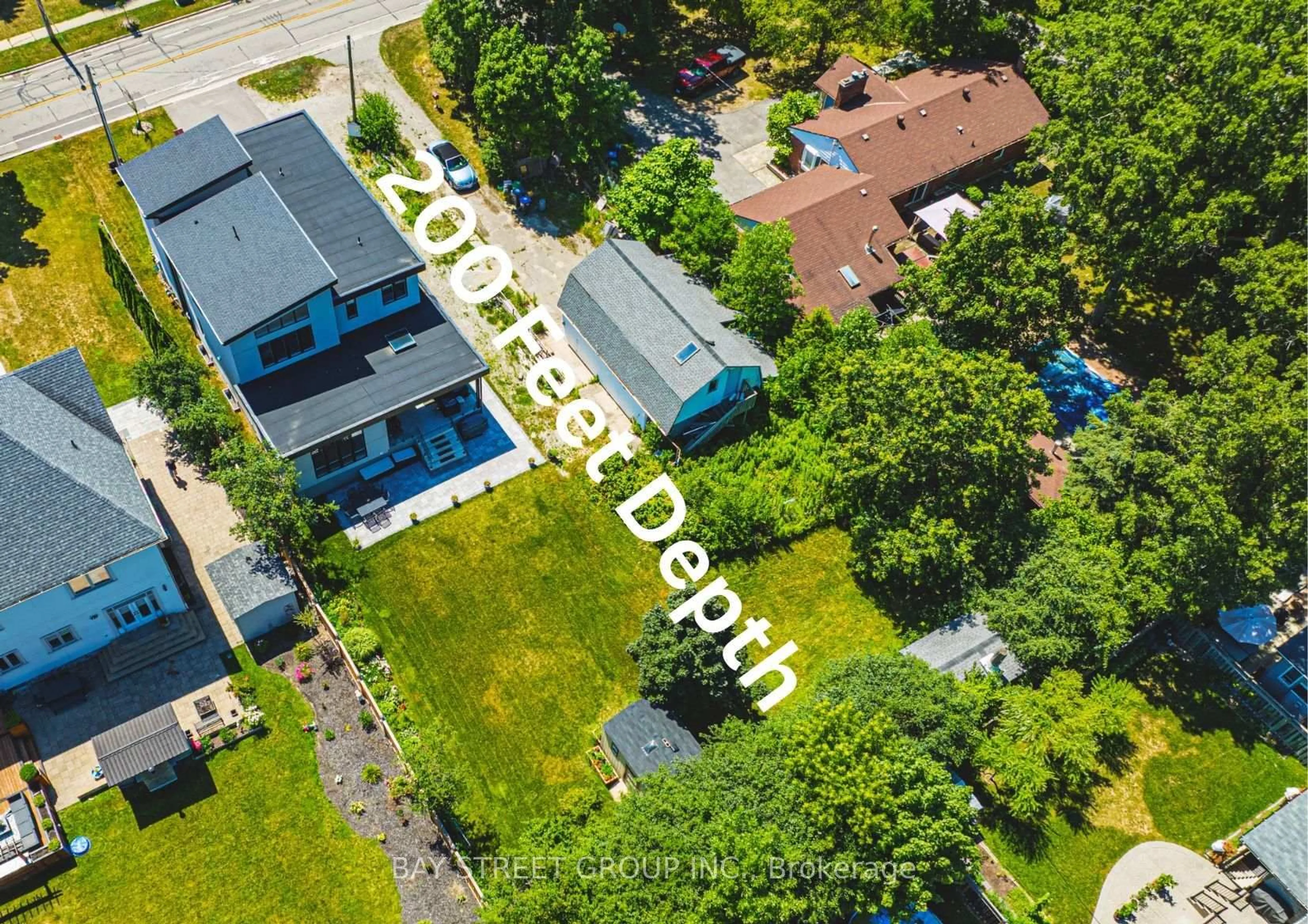 A pic from outside/outdoor area/front of a property/back of a property/a pic from drone, street for 2267 Fifth Line, Mississauga Ontario L5K 1V7
