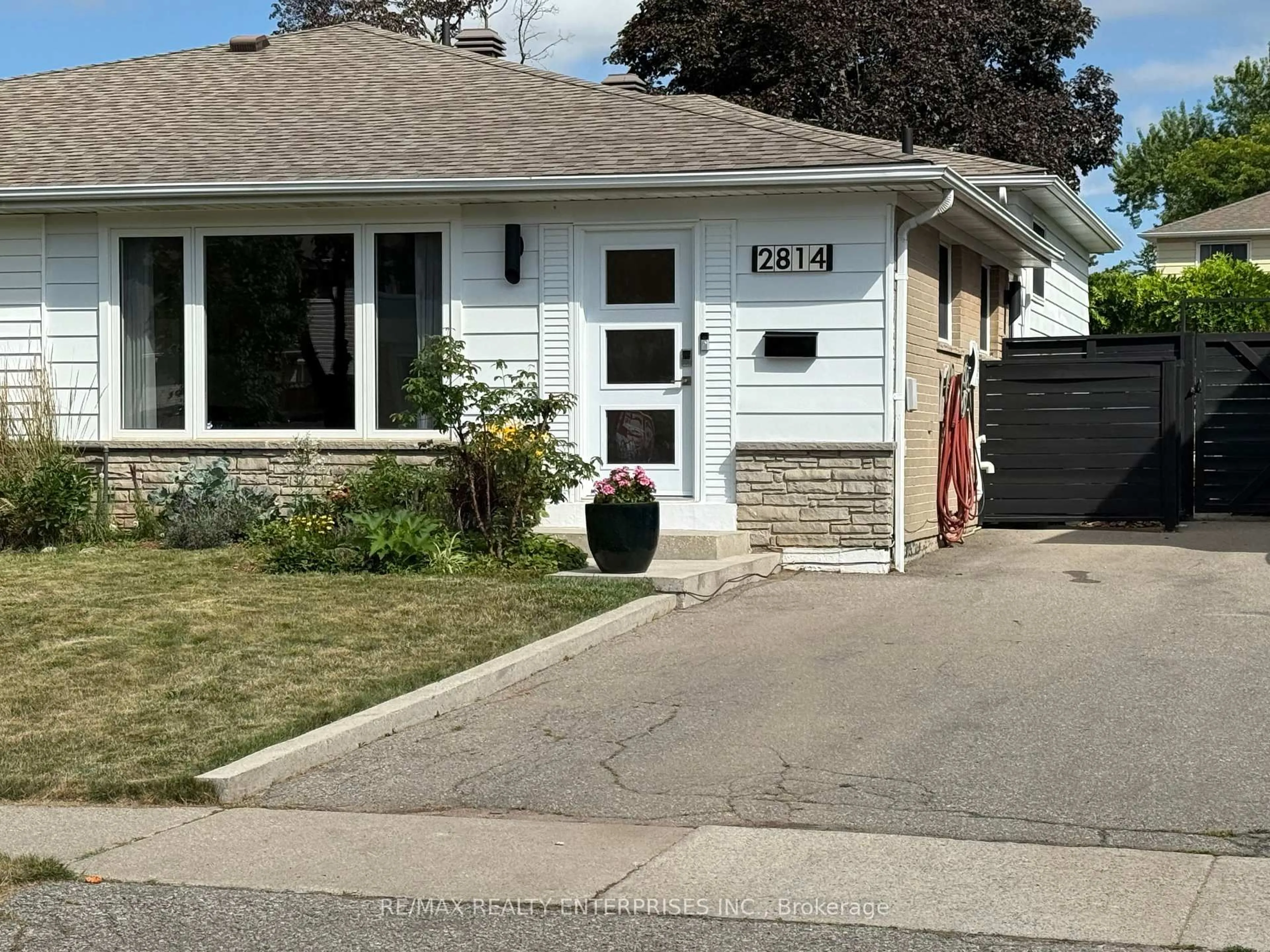 Home with vinyl exterior material, street for 2814 Hollington Cres, Mississauga Ontario L5K 1E9