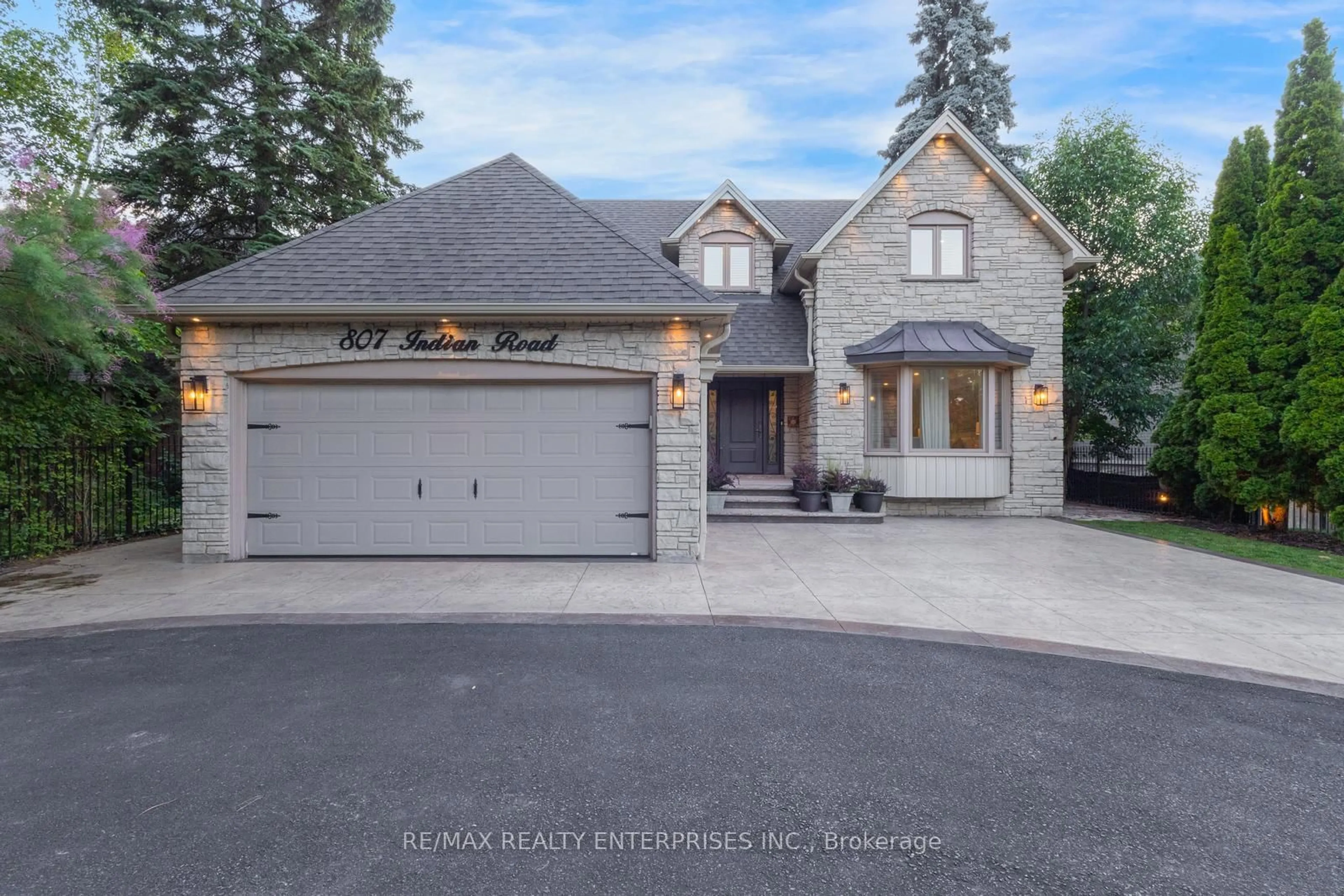 Home with brick exterior material, street for 807 Indian Rd, Mississauga Ontario L5H 1R4