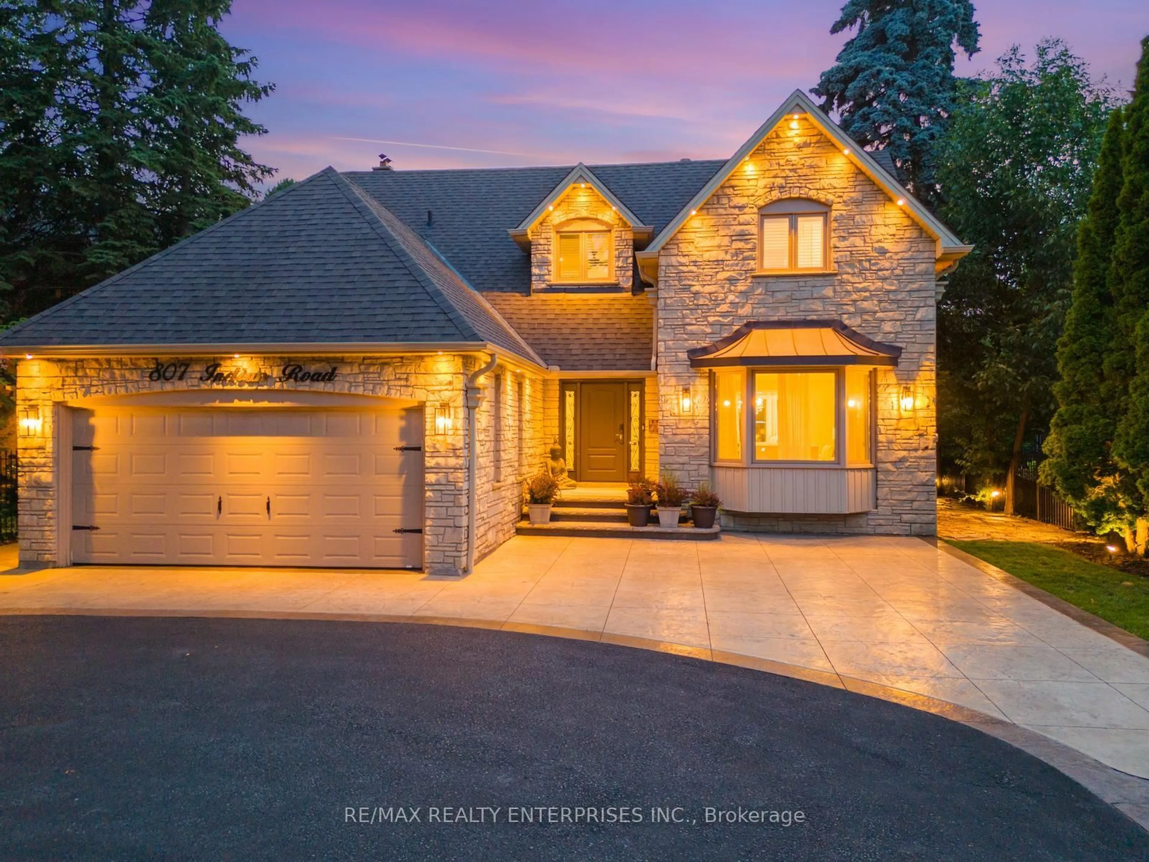 Home with brick exterior material, street for 807 Indian Rd, Mississauga Ontario L5H 1R4