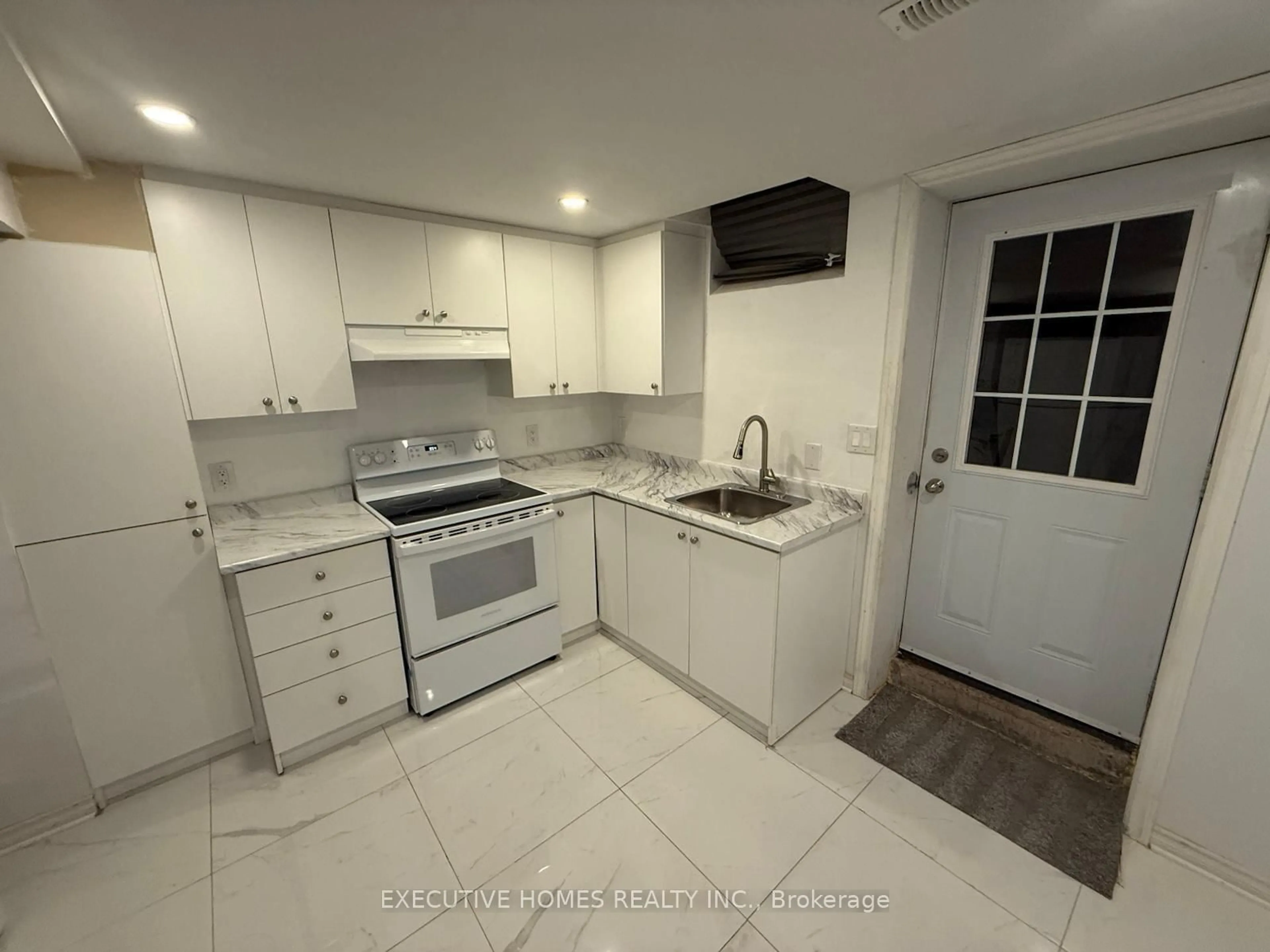 Standard kitchen, ceramic/tile floor for 6728 Lisgar Dr, Mississauga Ontario L5N 6S7