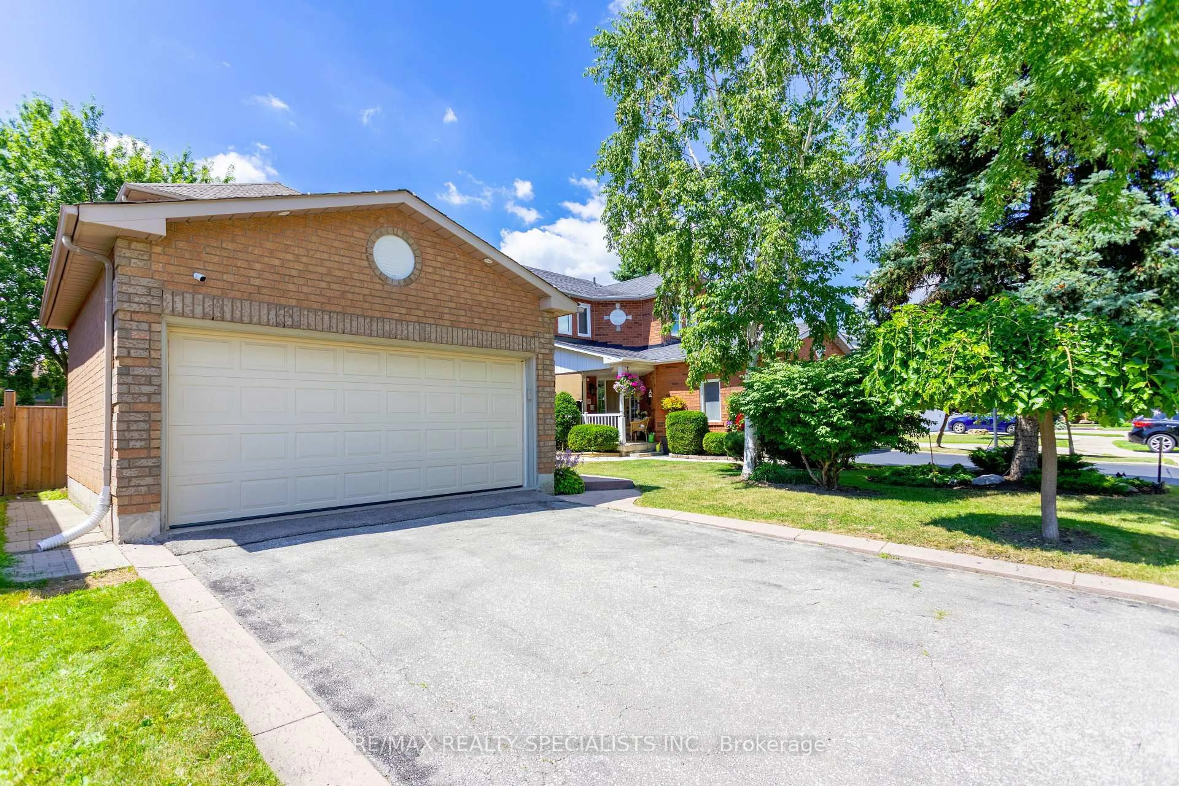 A pic from outside/outdoor area/front of a property/back of a property/a pic from drone, street for 3872 Periwinkle Cres, Mississauga Ontario L5N 6W7