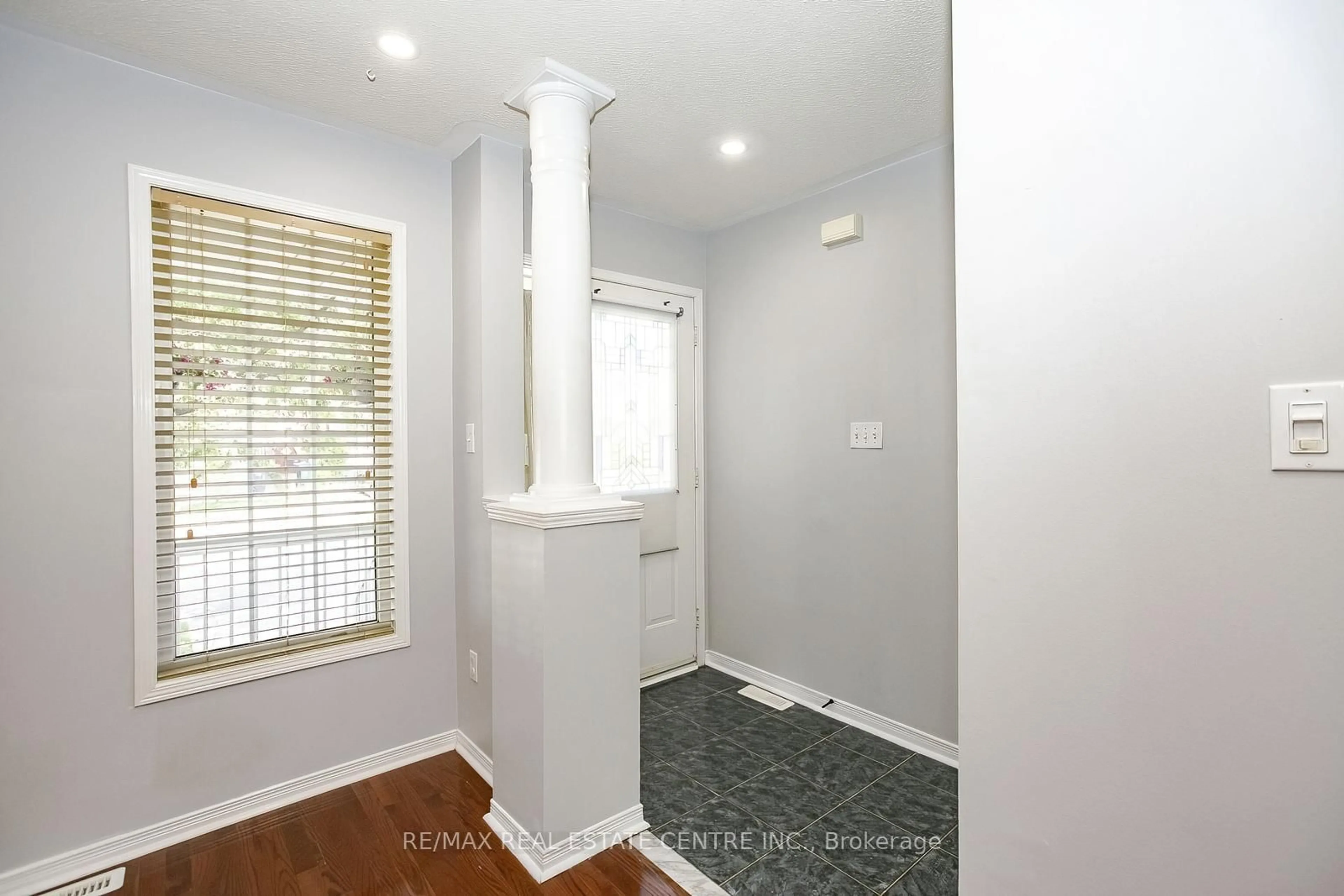 Indoor entryway for 11 Jewel Cres, Brampton Ontario L6R 2R1