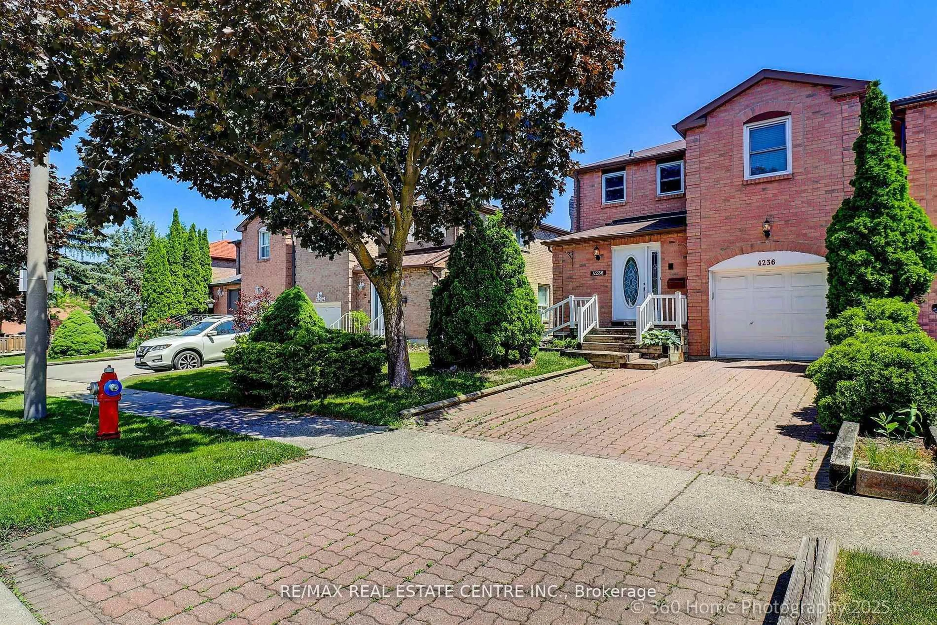 A pic from outside/outdoor area/front of a property/back of a property/a pic from drone, street for 4236 Forest Fire Lane, Mississauga Ontario L4W 3P4