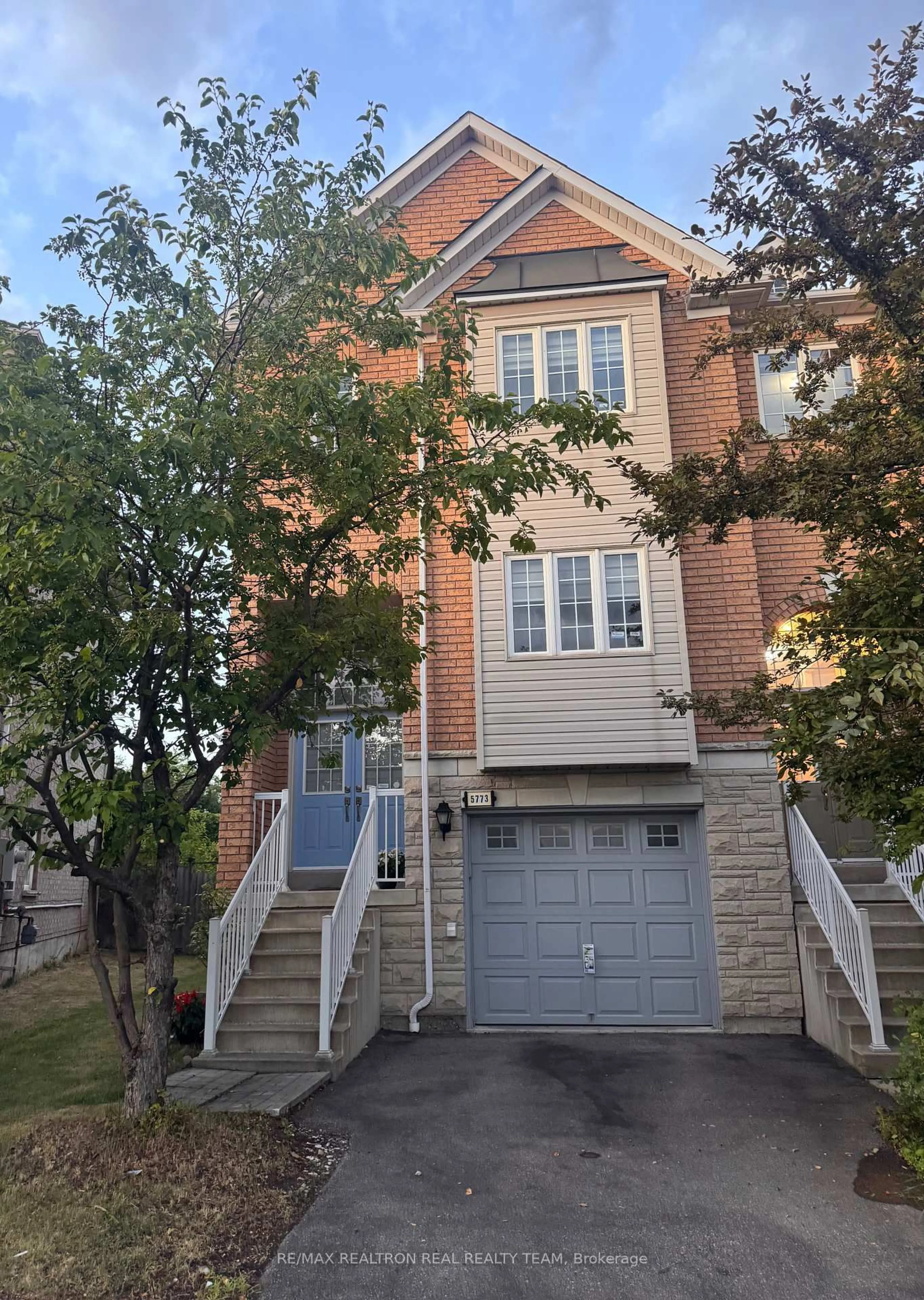 Home with vinyl exterior material, street for 5773 Tiz Rd, Mississauga Ontario L5R 0B4