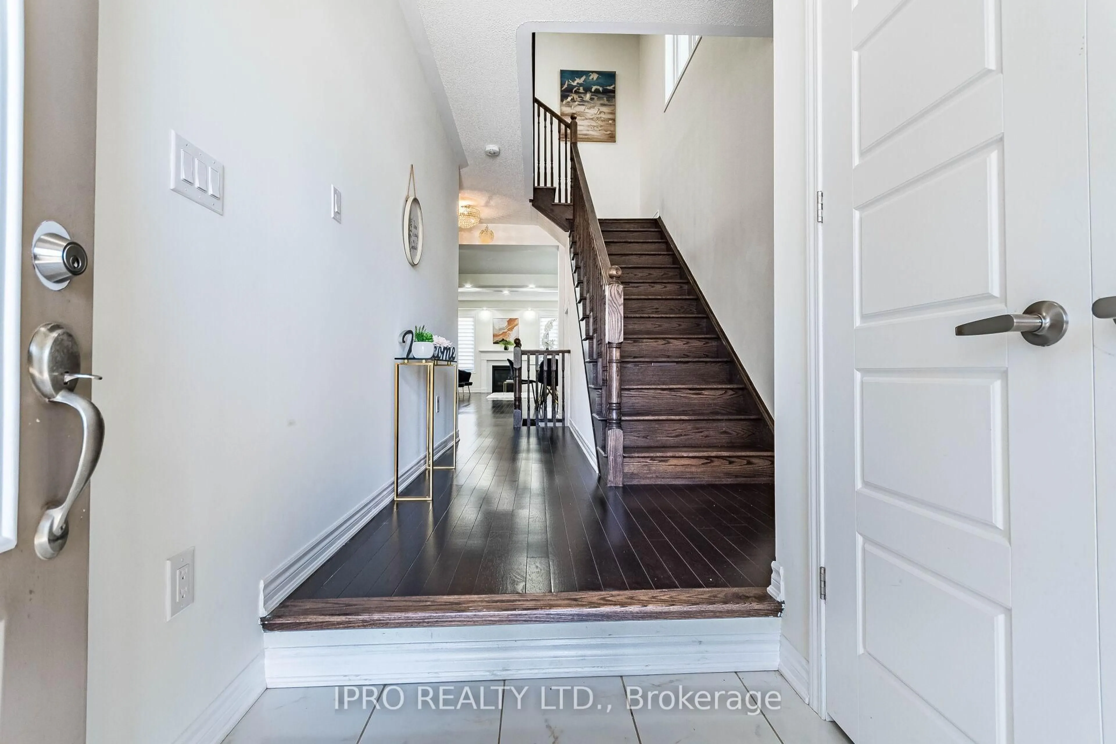 Indoor entryway for 1448 Sycamore Gdns, Milton Ontario L9E 1P7