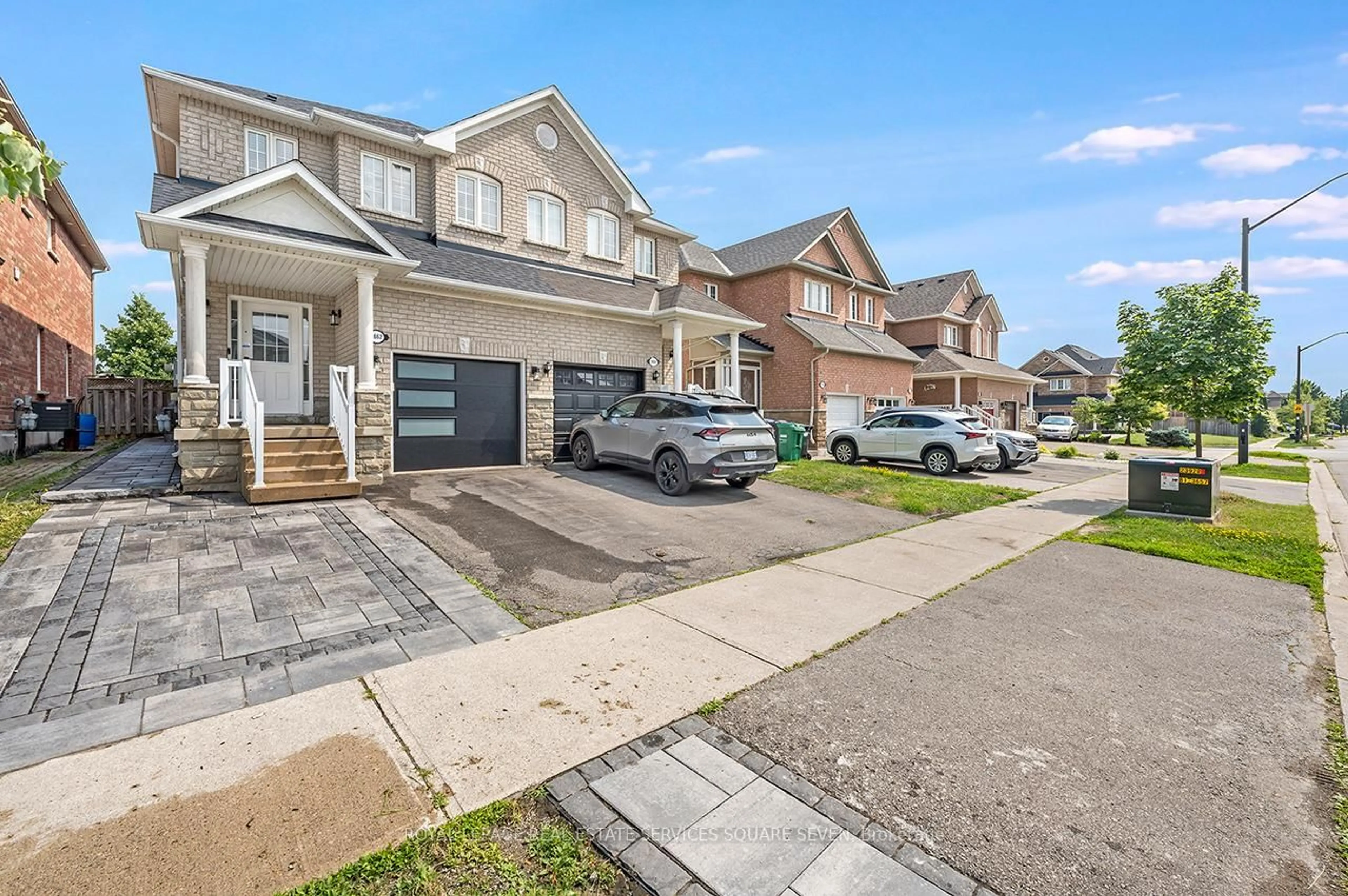 A pic from outside/outdoor area/front of a property/back of a property/a pic from drone, street for 3662 Bala Dr, Mississauga Ontario L5M 7N1