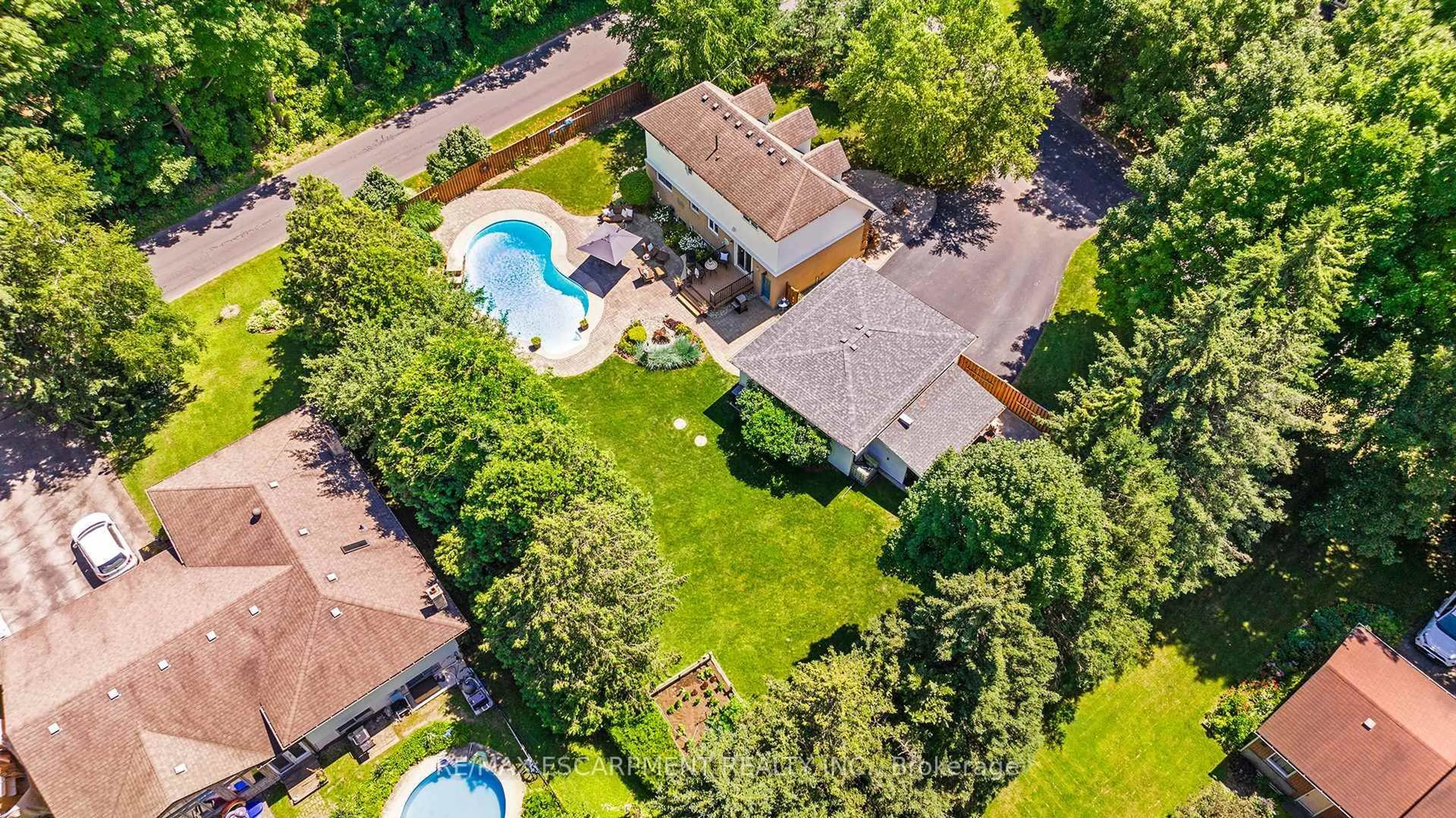 A pic from outside/outdoor area/front of a property/back of a property/a pic from drone, street for 6487 Panton St, Burlington Ontario L7P 0L7