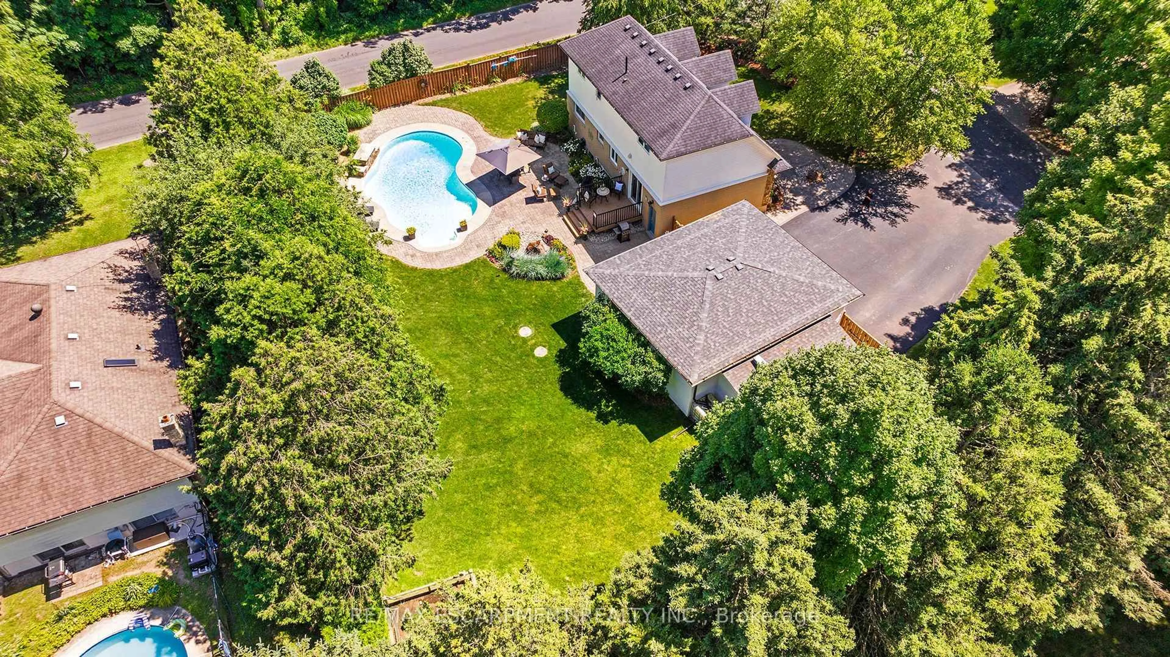 A pic from outside/outdoor area/front of a property/back of a property/a pic from drone, street for 6487 Panton St, Burlington Ontario L7P 0L7