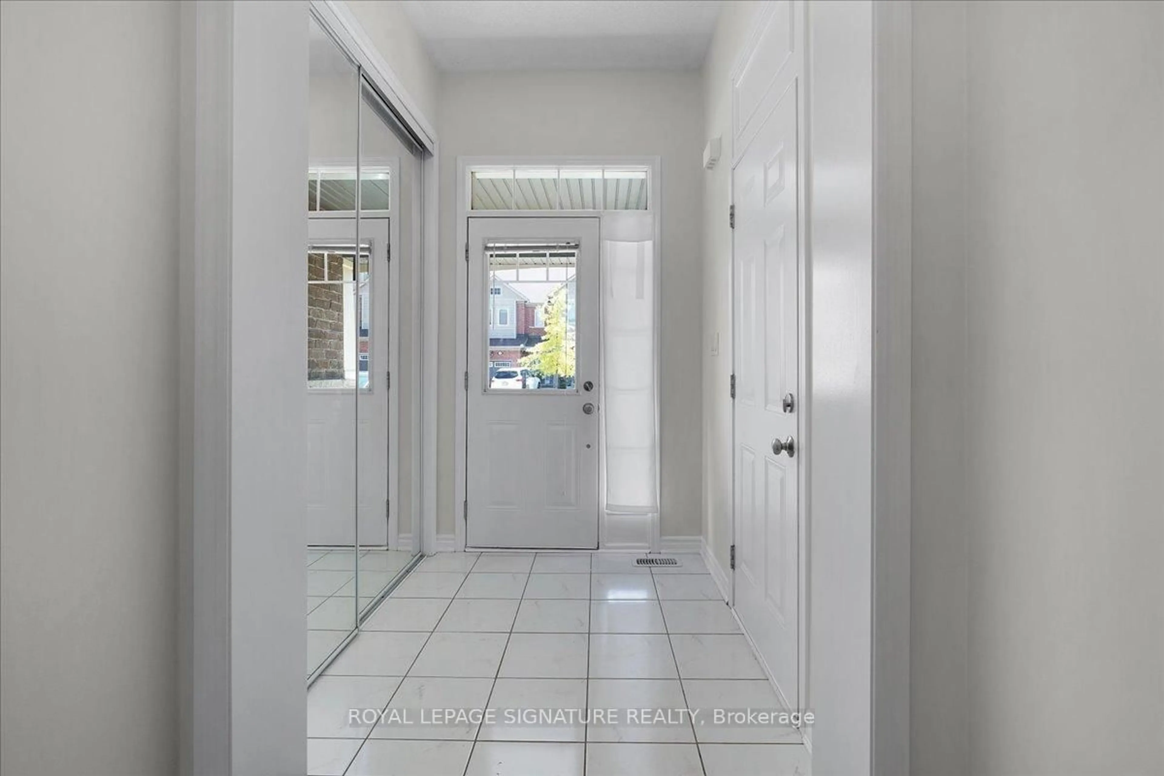 Indoor entryway for 71 Phyllis Dr, Caledon Ontario L7C 4E2
