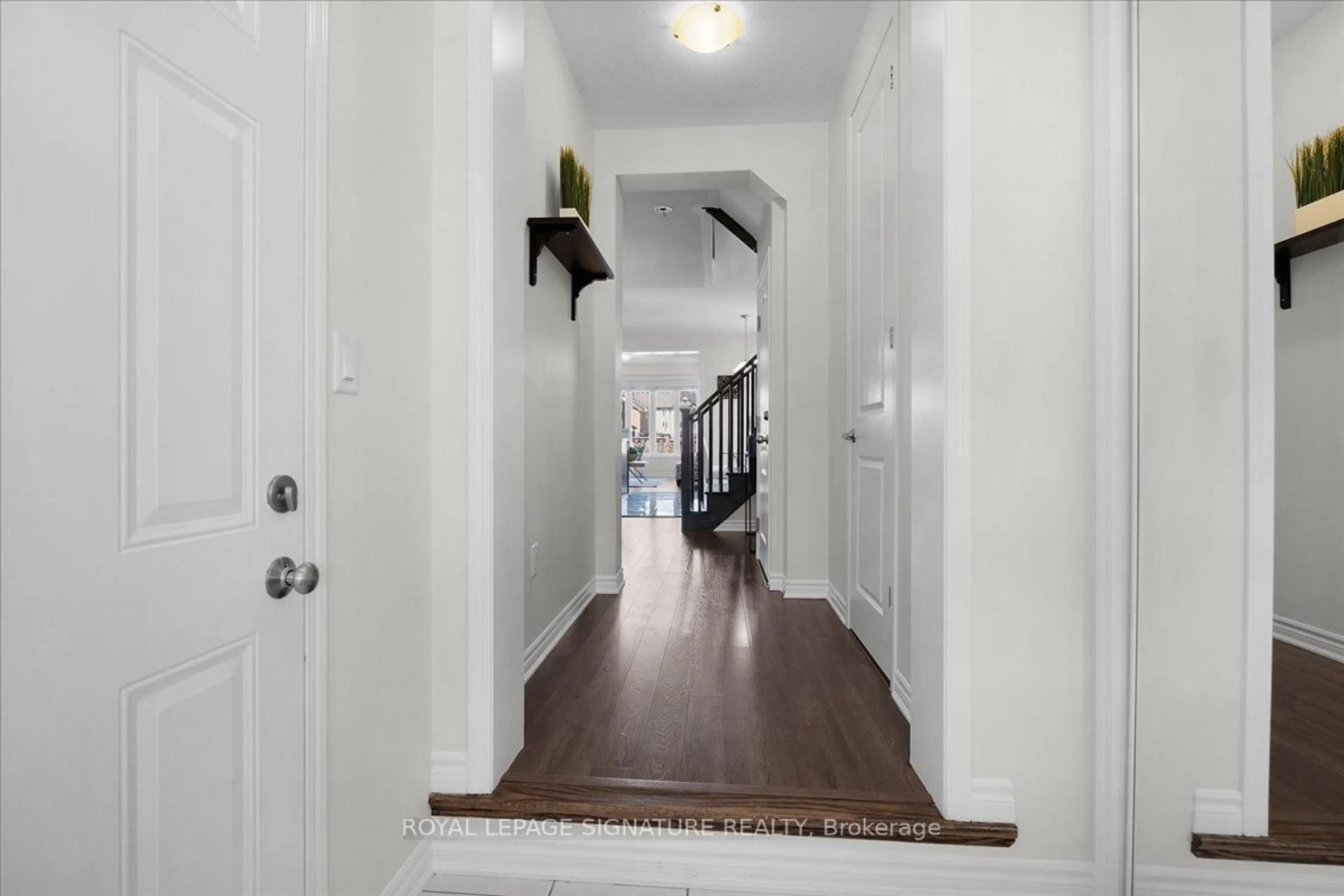 Indoor entryway for 71 Phyllis Dr, Caledon Ontario L7C 4E2