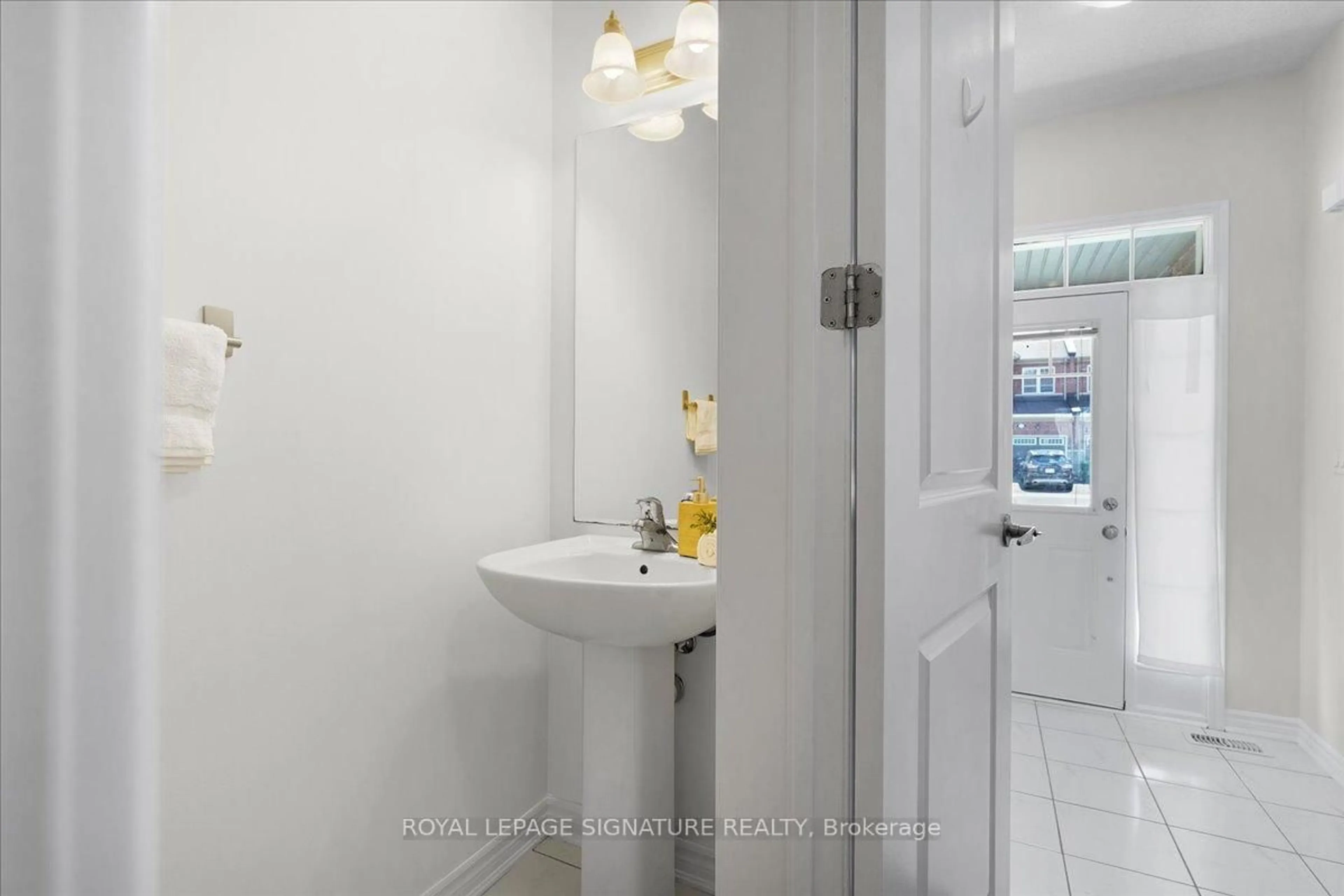 Standard bathroom, ceramic/tile floor for 71 Phyllis Dr, Caledon Ontario L7C 4E2