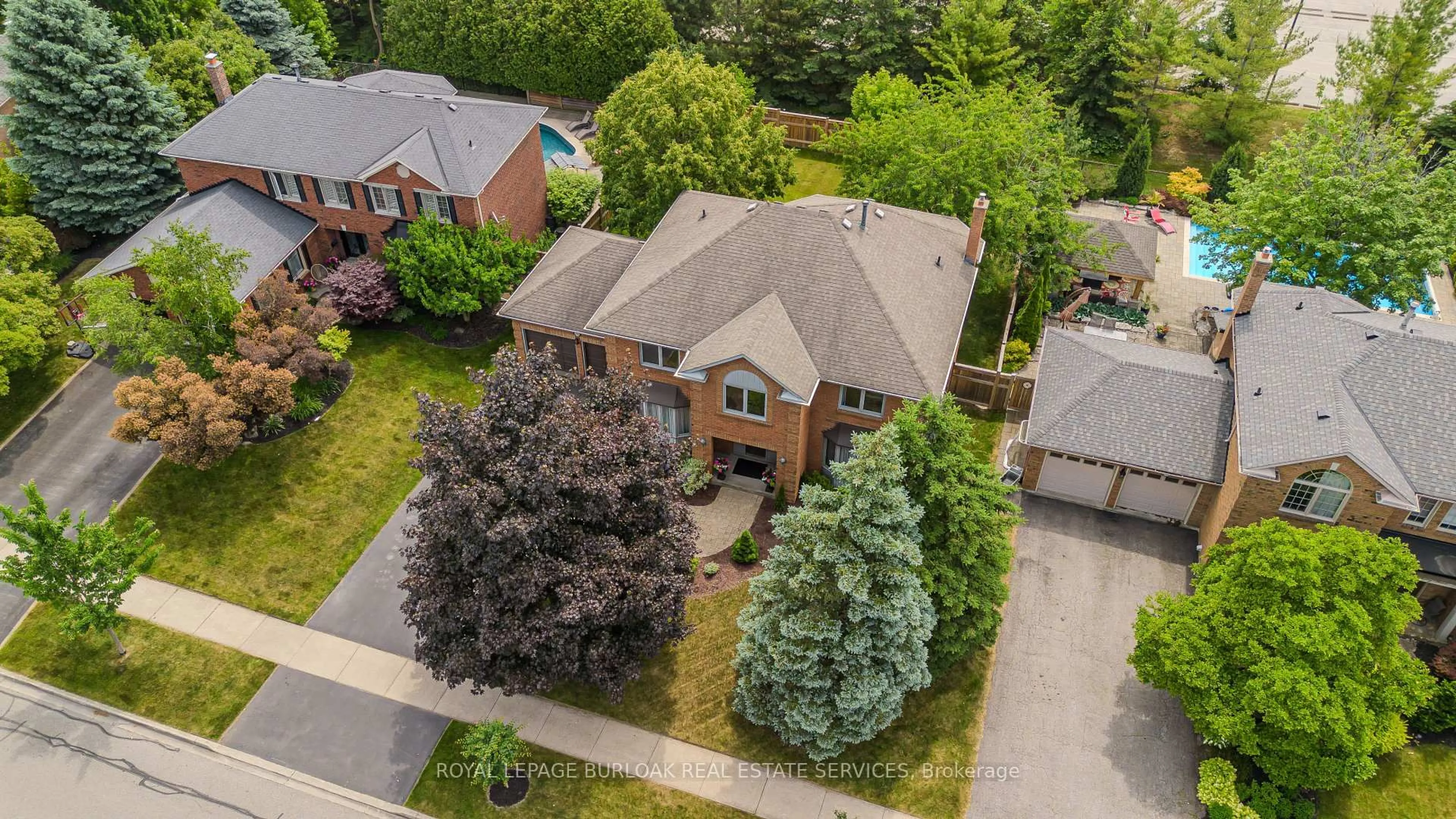A pic from outside/outdoor area/front of a property/back of a property/a pic from drone, street for 1352 Winterberry Dr, Burlington Ontario L7P 4T8