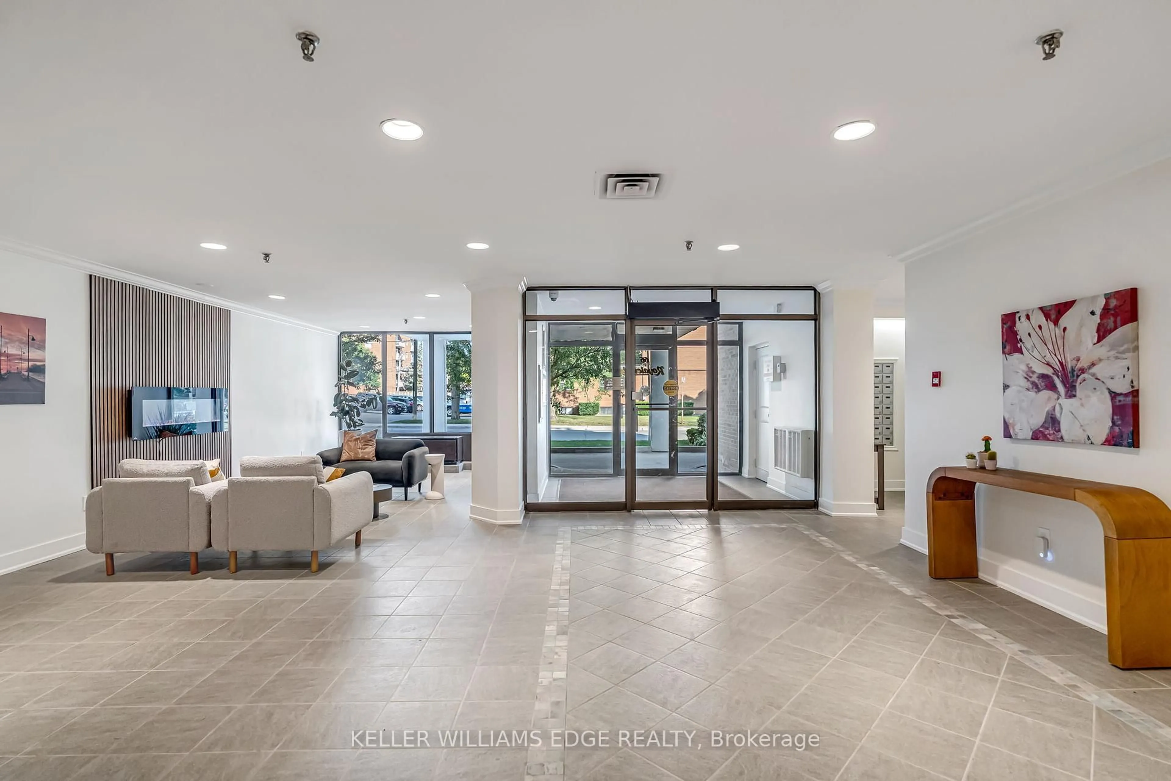 Indoor foyer for 66 High St #904, Mississauga Ontario L5G 1K2