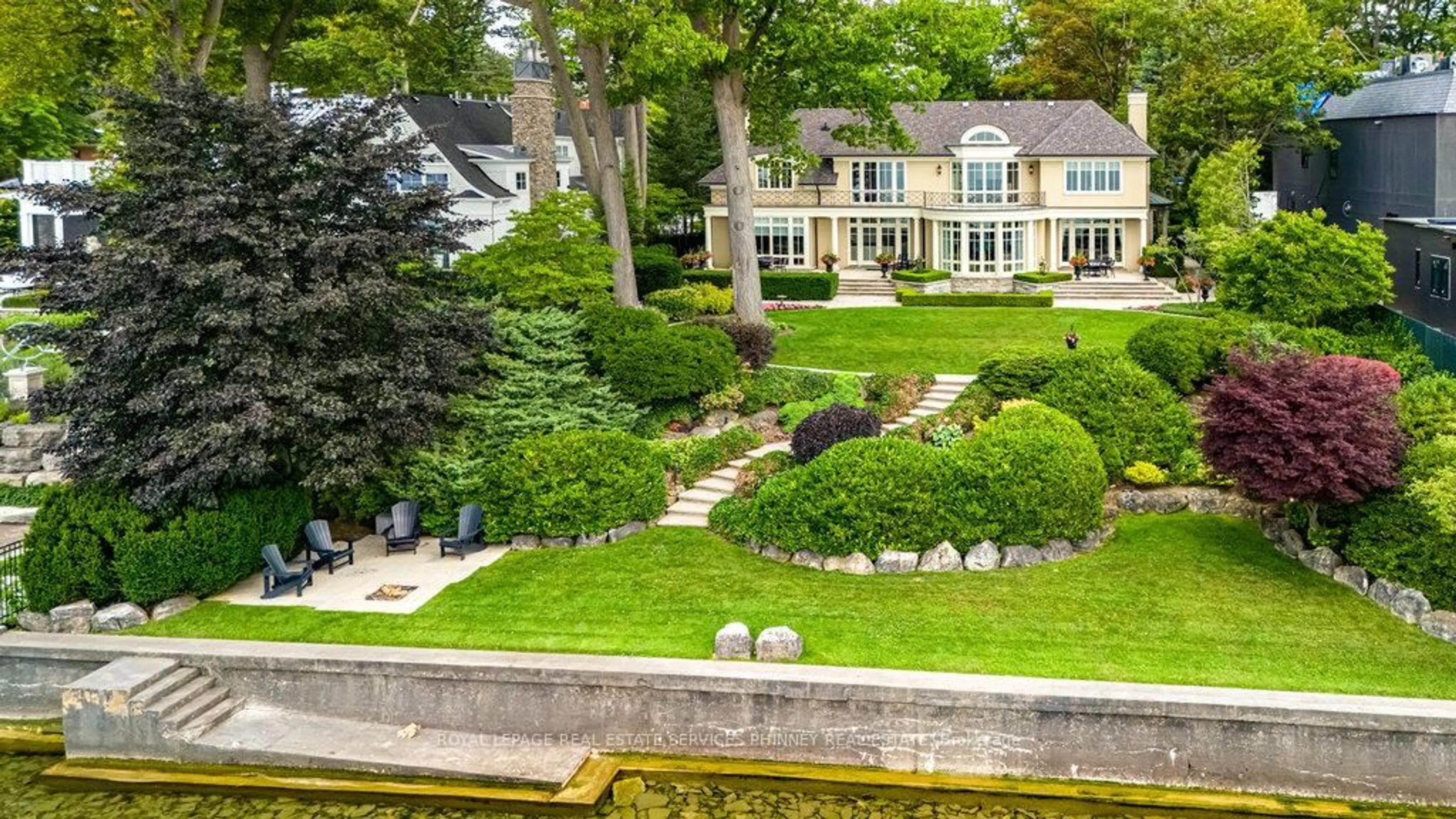 A pic from outside/outdoor area/front of a property/back of a property/a pic from drone, water/lake/river/ocean view for 6 Ennisclare Dr, Oakville Ontario L6J 4N2