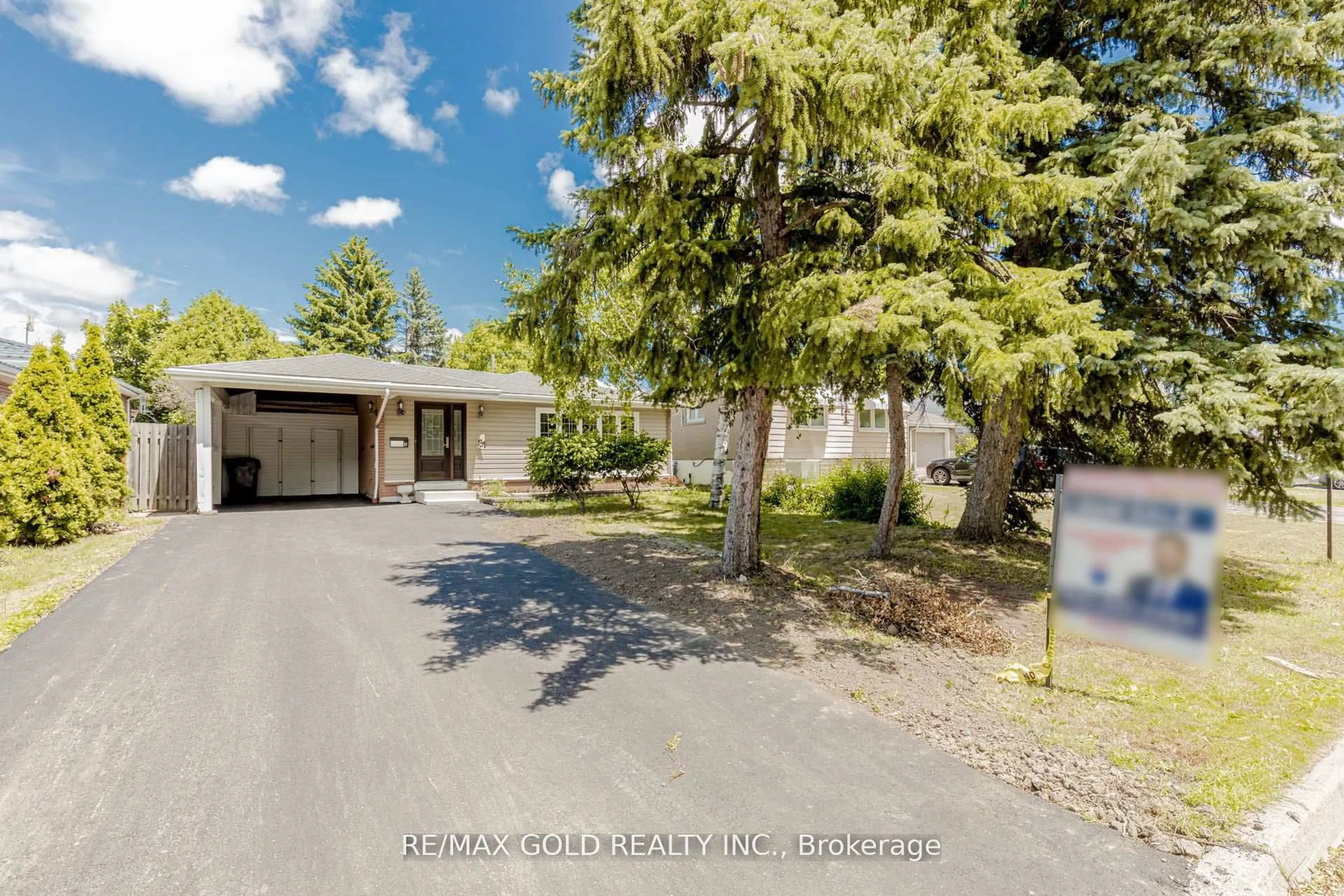 A pic from outside/outdoor area/front of a property/back of a property/a pic from drone, street for 31 Braemar Dr, Brampton Ontario L6T 2L5