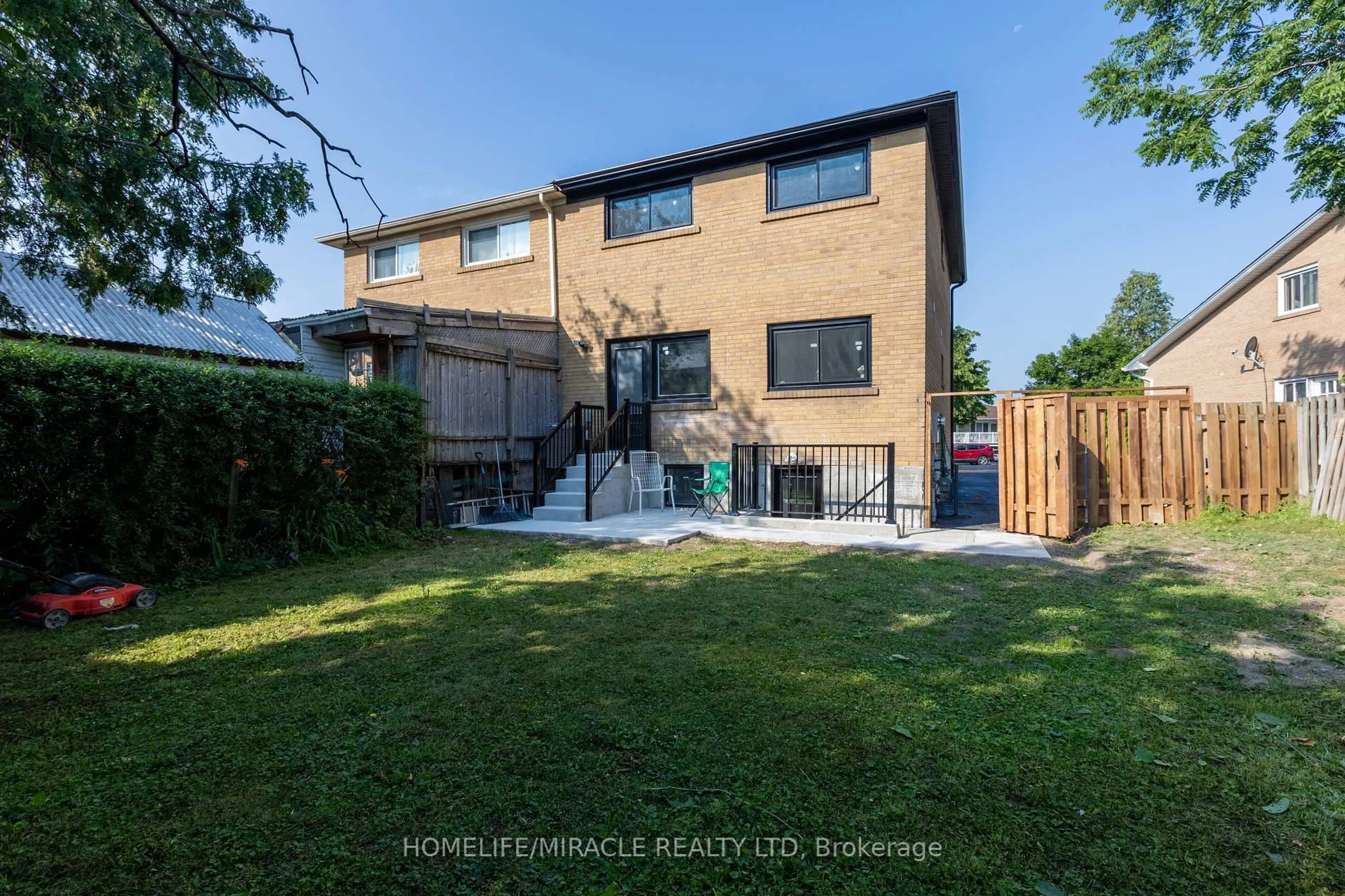 A pic from outside/outdoor area/front of a property/back of a property/a pic from drone, street for 3594 Laddie Cres, Mississauga Ontario L4T 1N1