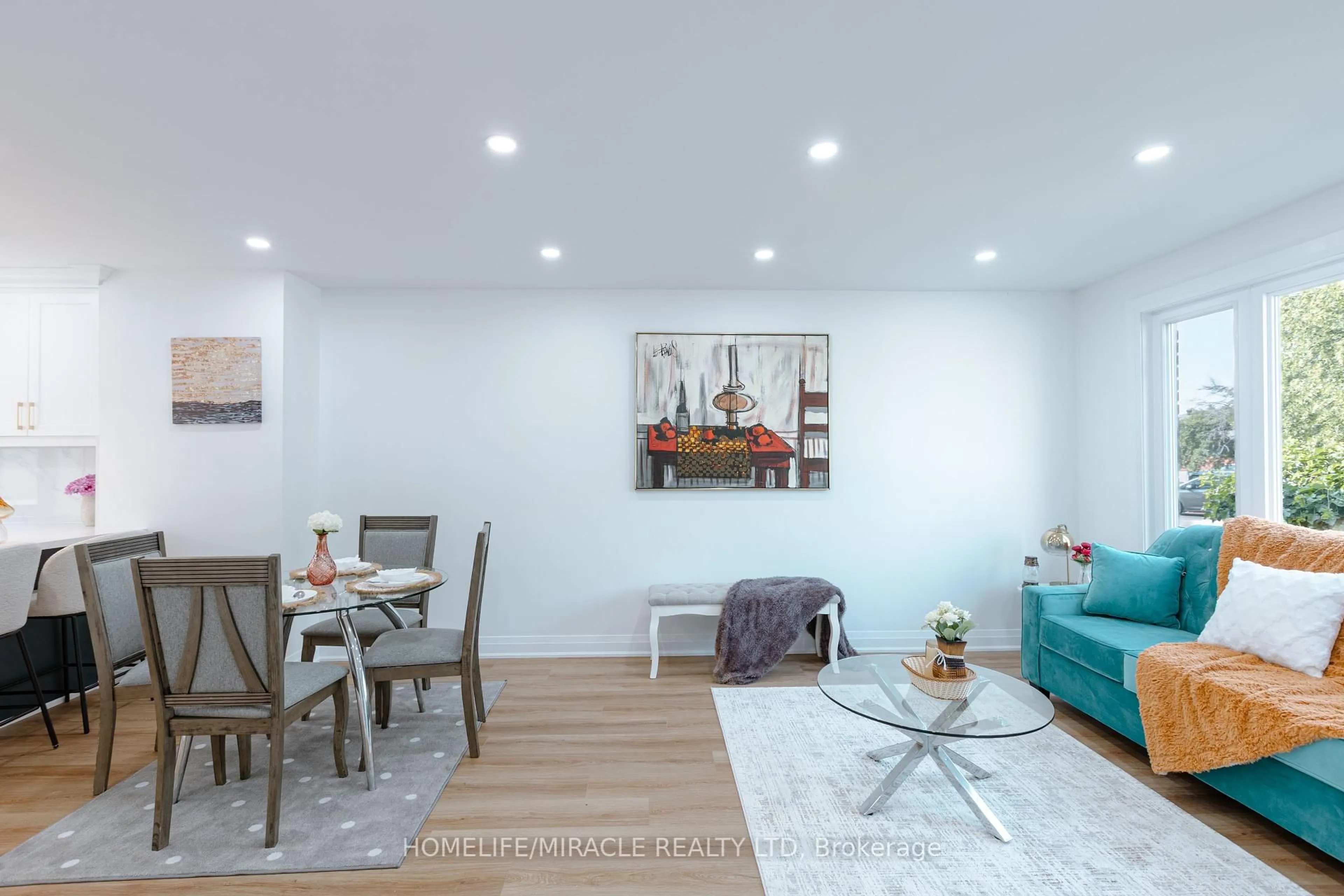 Living room with furniture, wood/laminate floor for 3594 Laddie Cres, Mississauga Ontario L4T 1N1