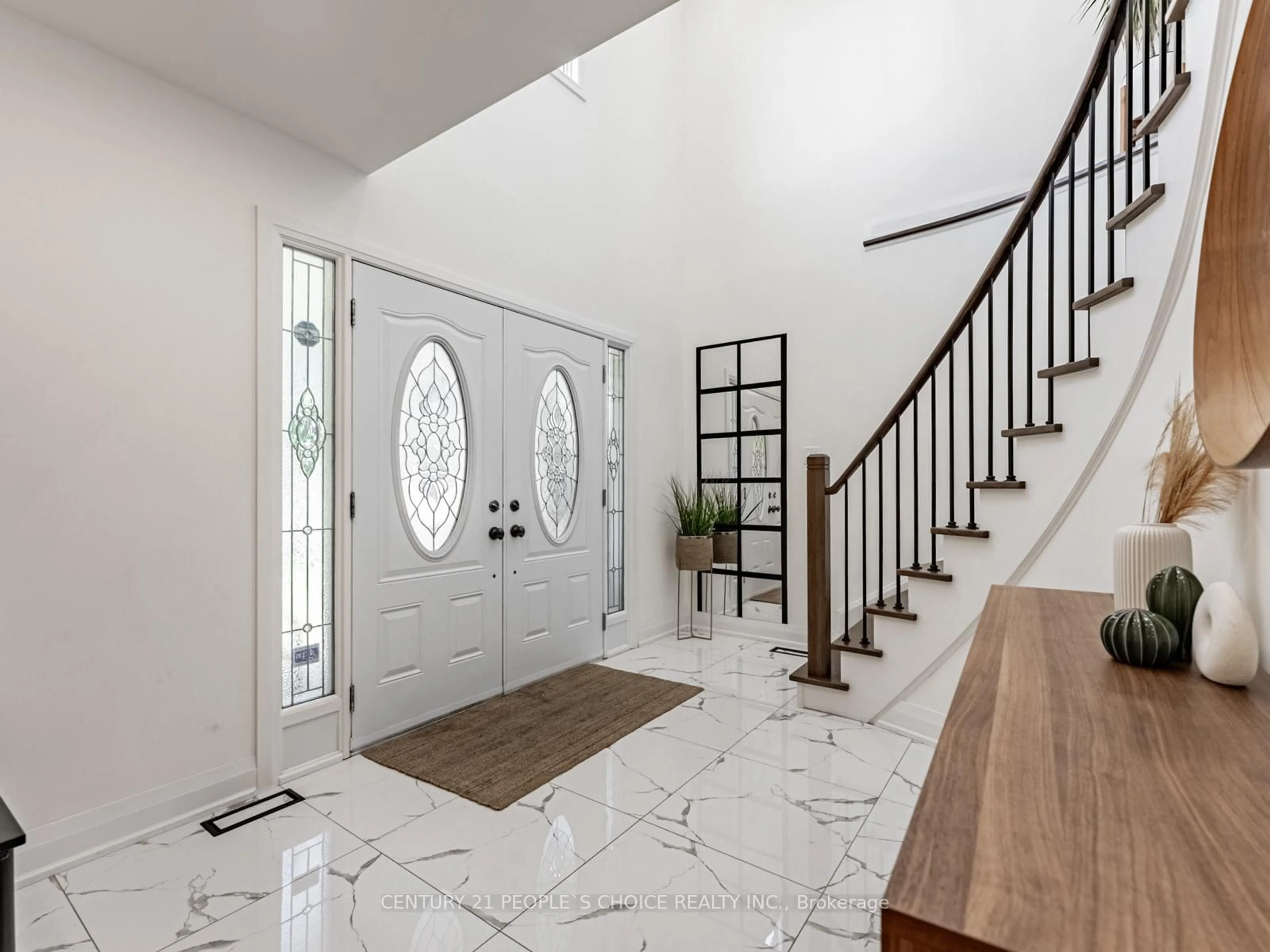 Indoor entryway for 4631 Dunedin Cres, Mississauga Ontario L5R 1M3