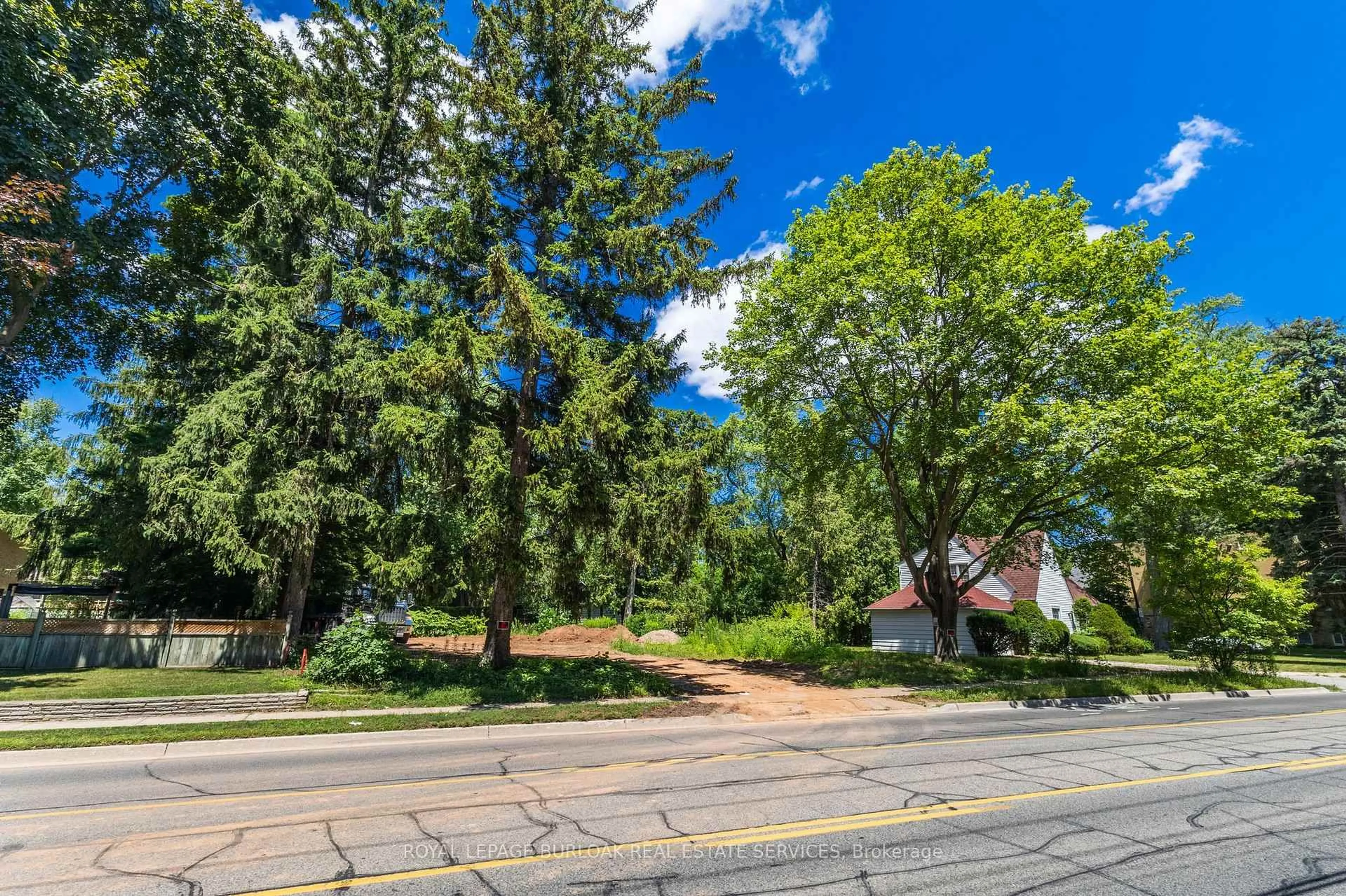 A pic from outside/outdoor area/front of a property/back of a property/a pic from drone, street for 2379 Lakeshore Rd, Burlington Ontario L7R 1B7