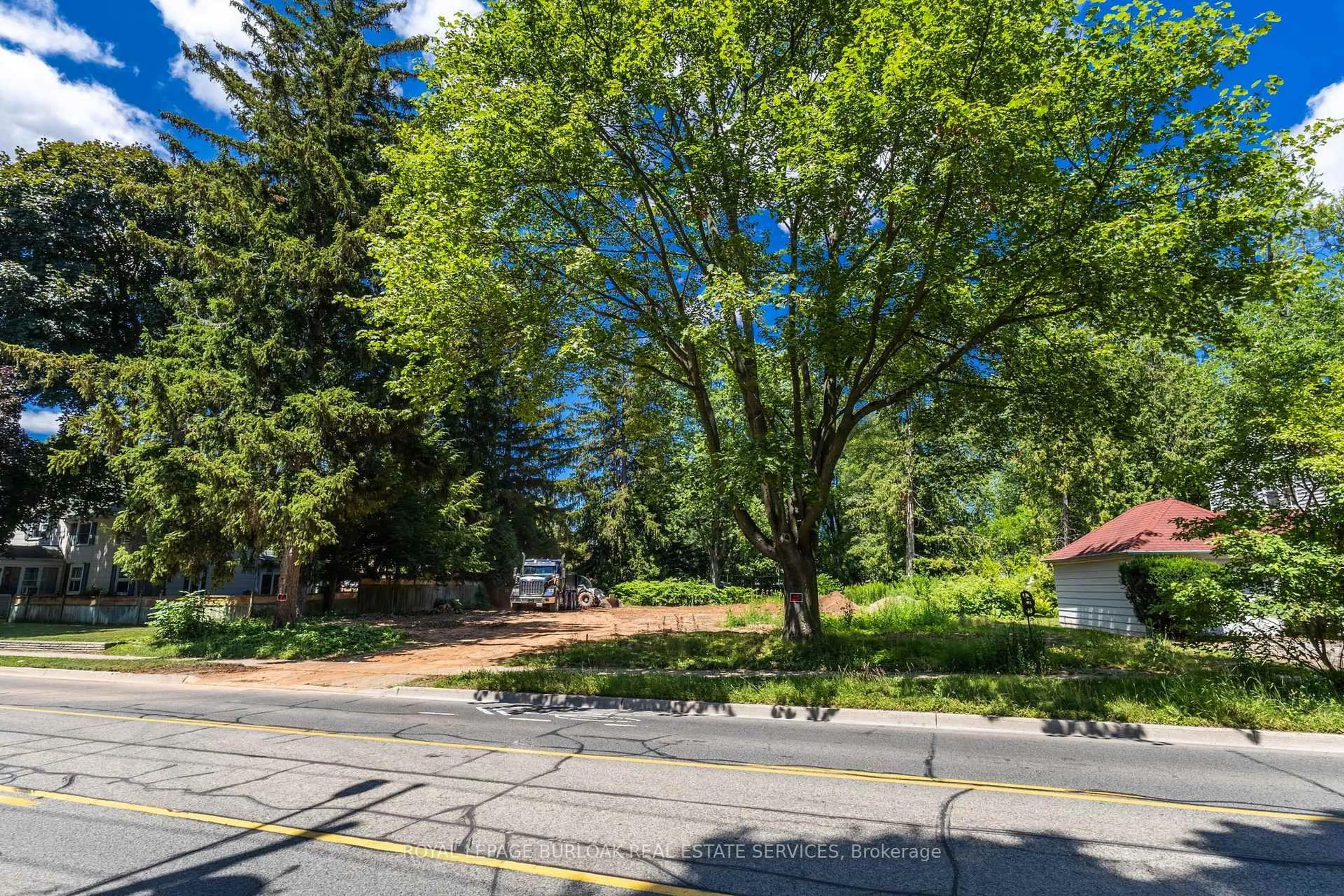 A pic from outside/outdoor area/front of a property/back of a property/a pic from drone, street for 2381 Lakeshore Rd, Burlington Ontario L7R 1B7