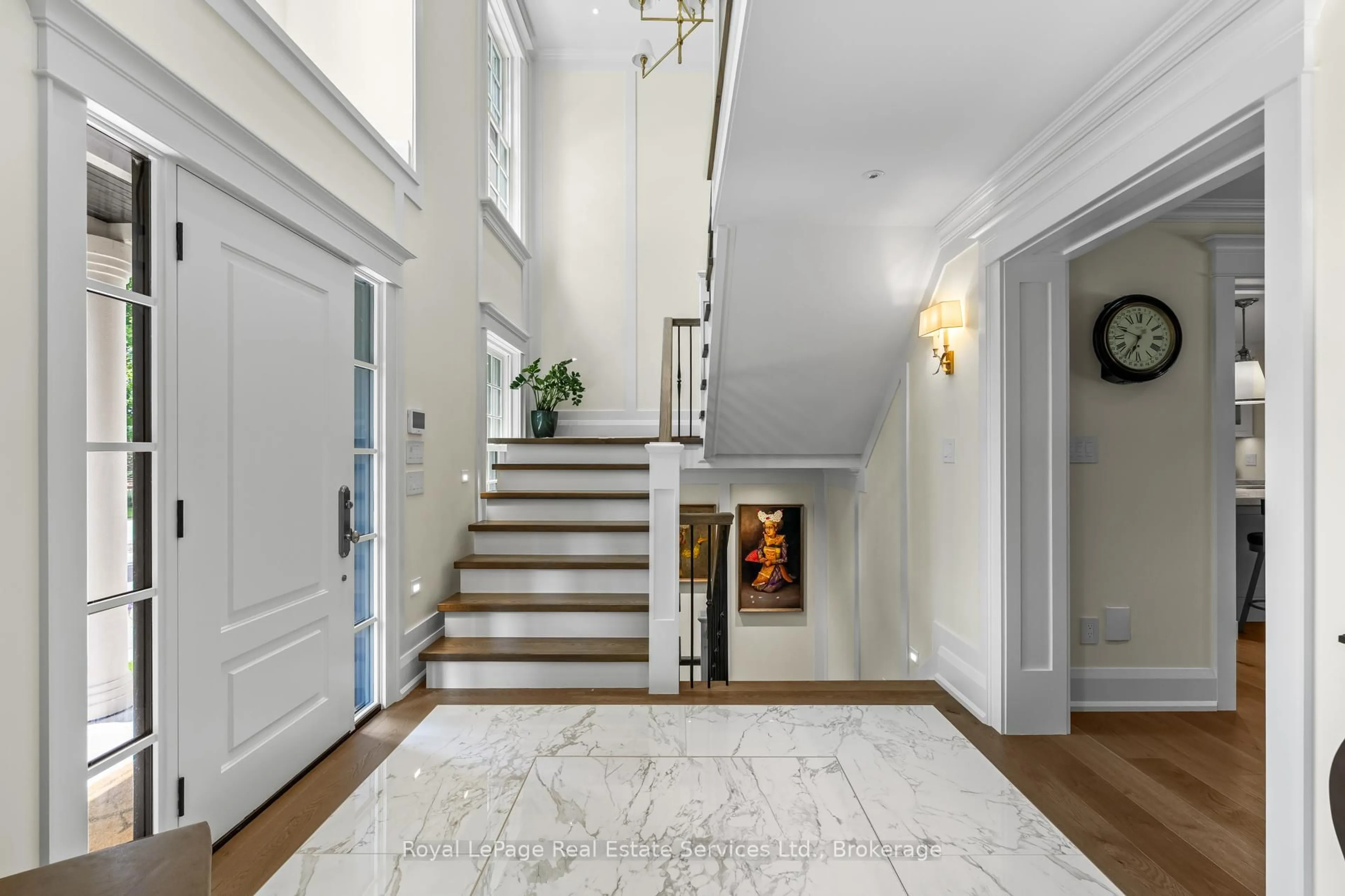 Indoor foyer for 55 Allan St, Oakville Ontario L6J 3M7