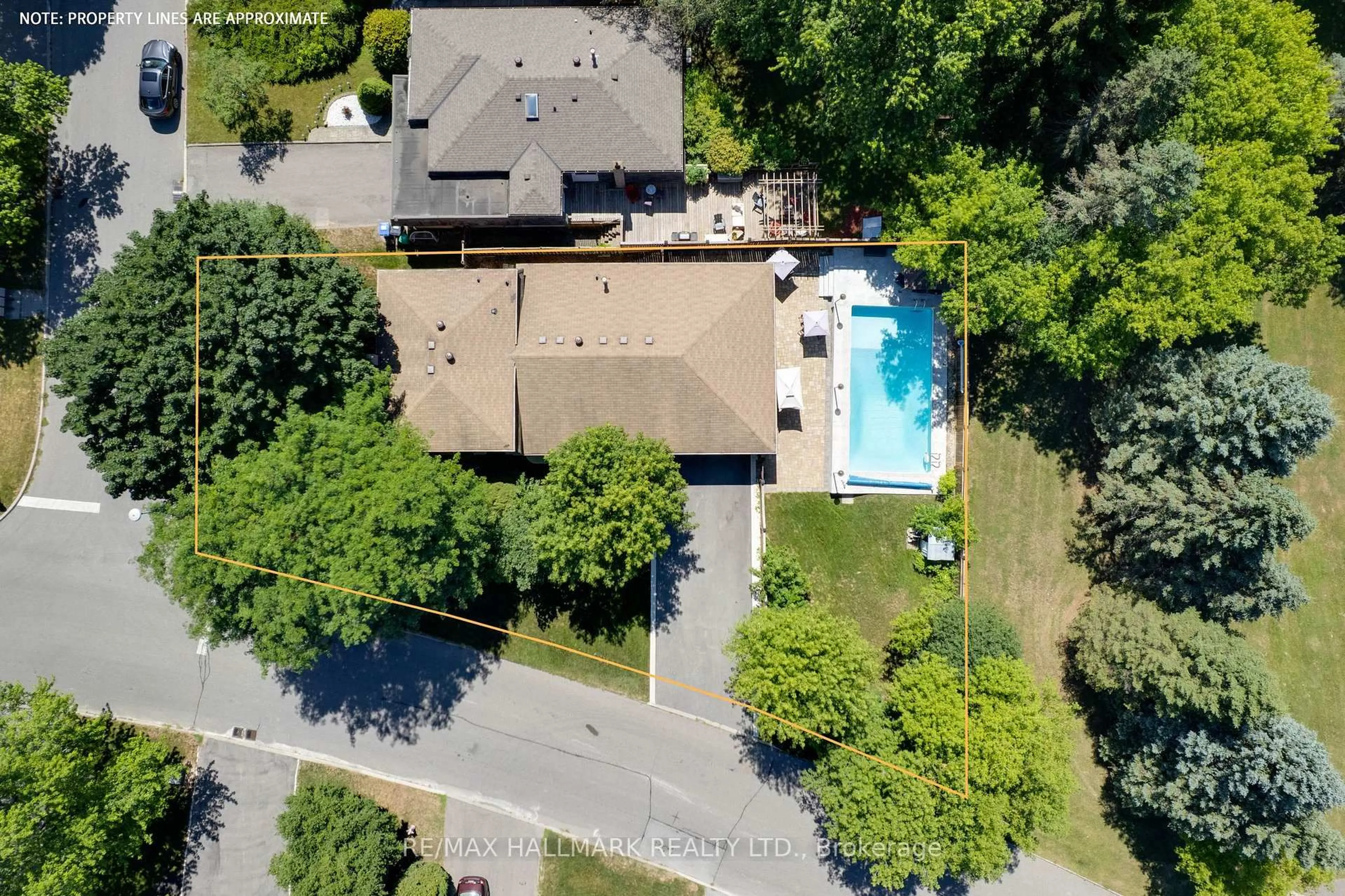 A pic from outside/outdoor area/front of a property/back of a property/a pic from drone, street for 211 Foundry St, Caledon Ontario L7E 2P7
