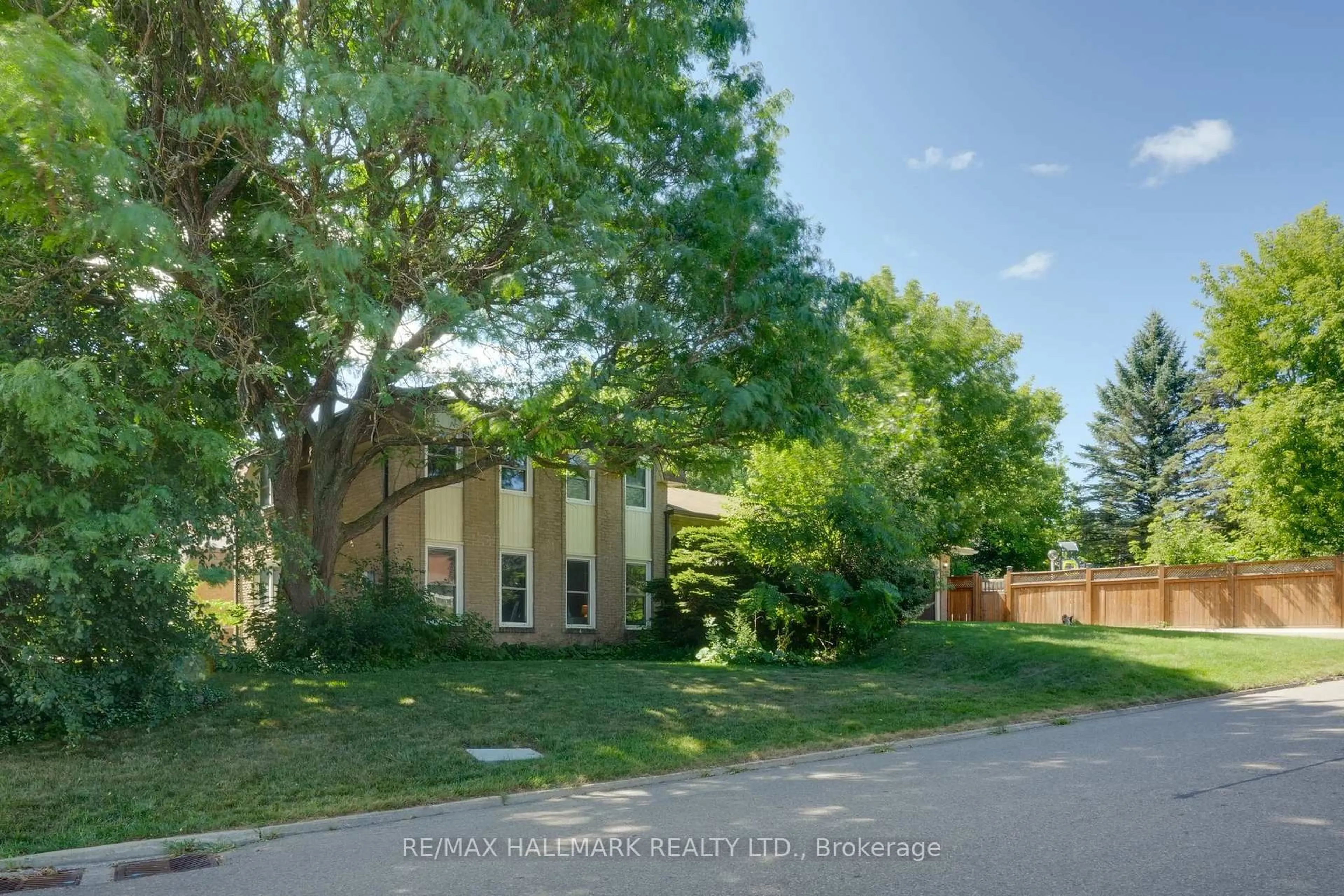 A pic from outside/outdoor area/front of a property/back of a property/a pic from drone, street for 211 Foundry St, Caledon Ontario L7E 2P7