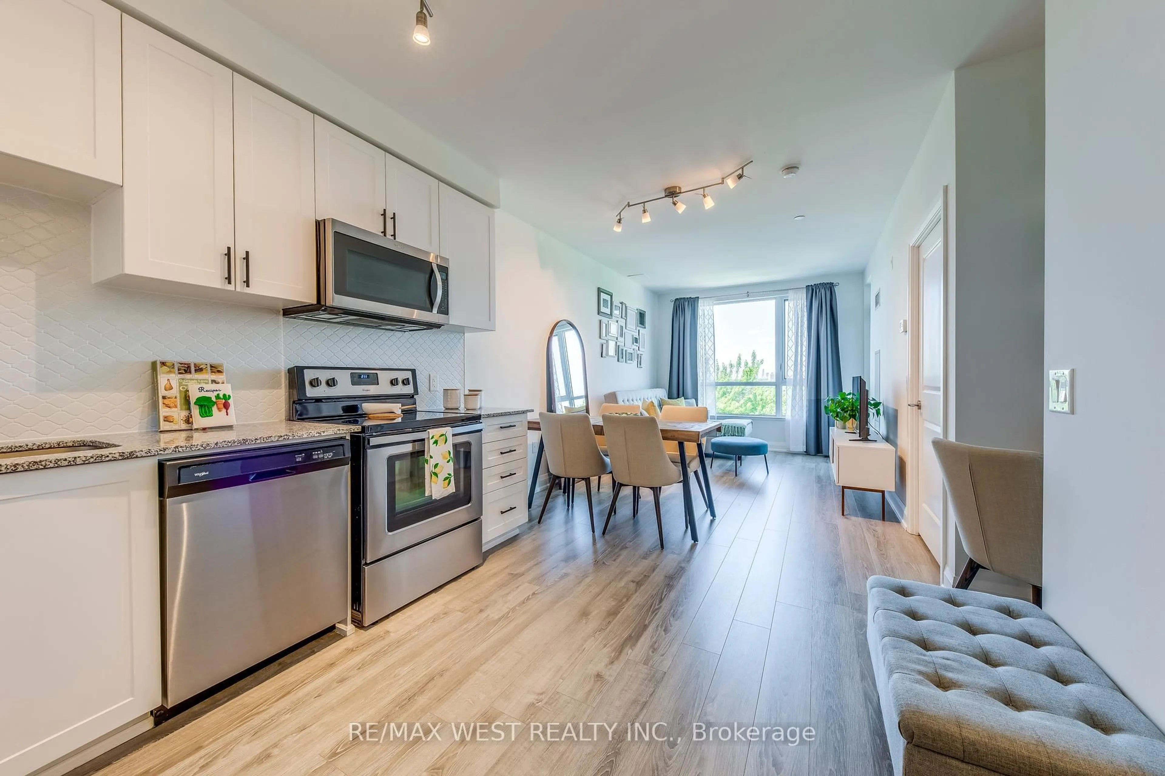 Open concept kitchen, wood/laminate floor for 2800 Keele St #623, Toronto Ontario M3M 0B8