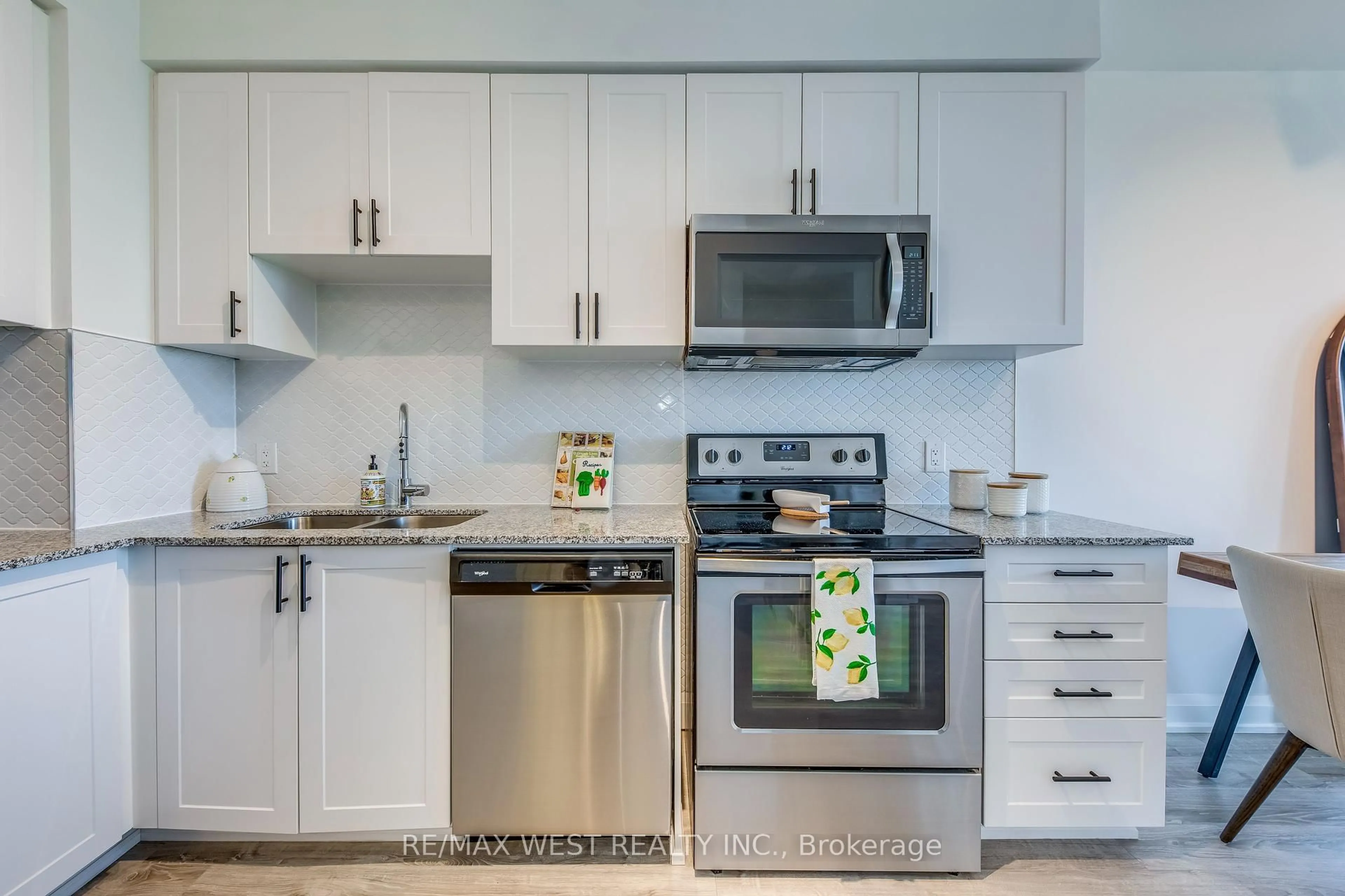 Standard kitchen, unknown for 2800 Keele St #623, Toronto Ontario M3M 0B8