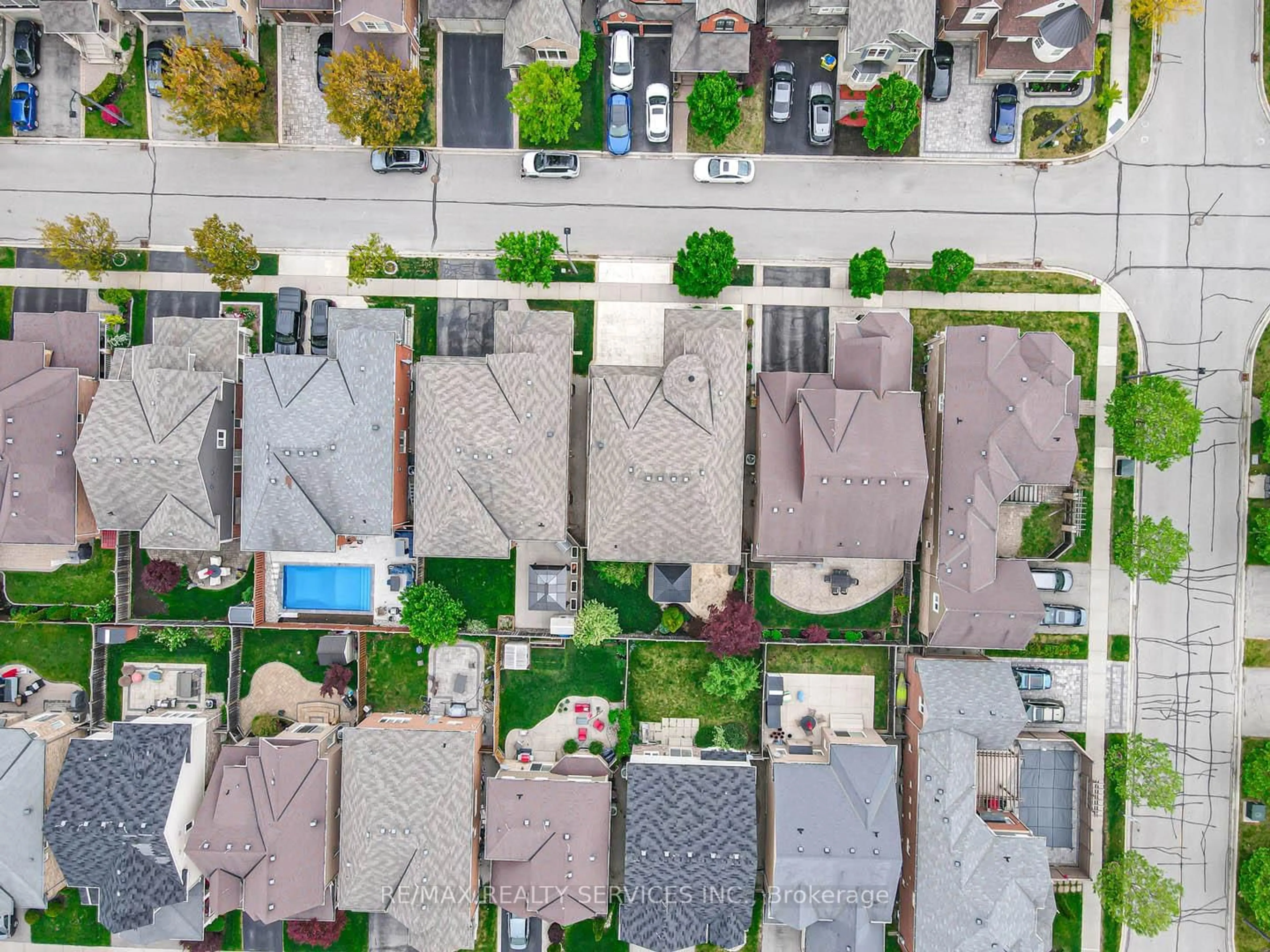 A pic from outside/outdoor area/front of a property/back of a property/a pic from drone, street for 879 Etherington Way, Milton Ontario L9T 0Z3
