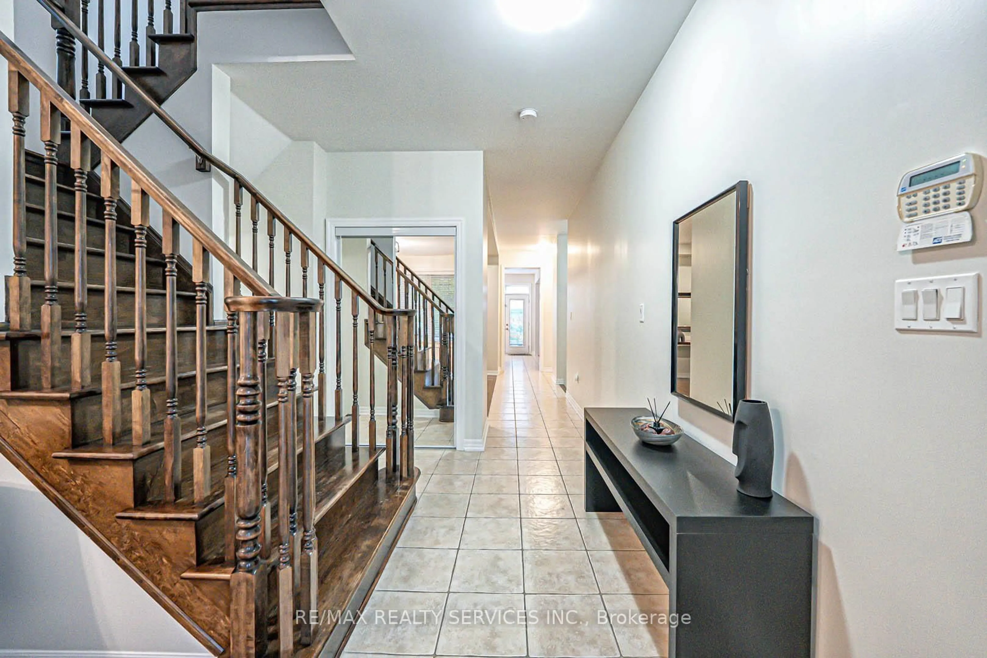 Indoor foyer for 879 Etherington Way, Milton Ontario L9T 0Z3