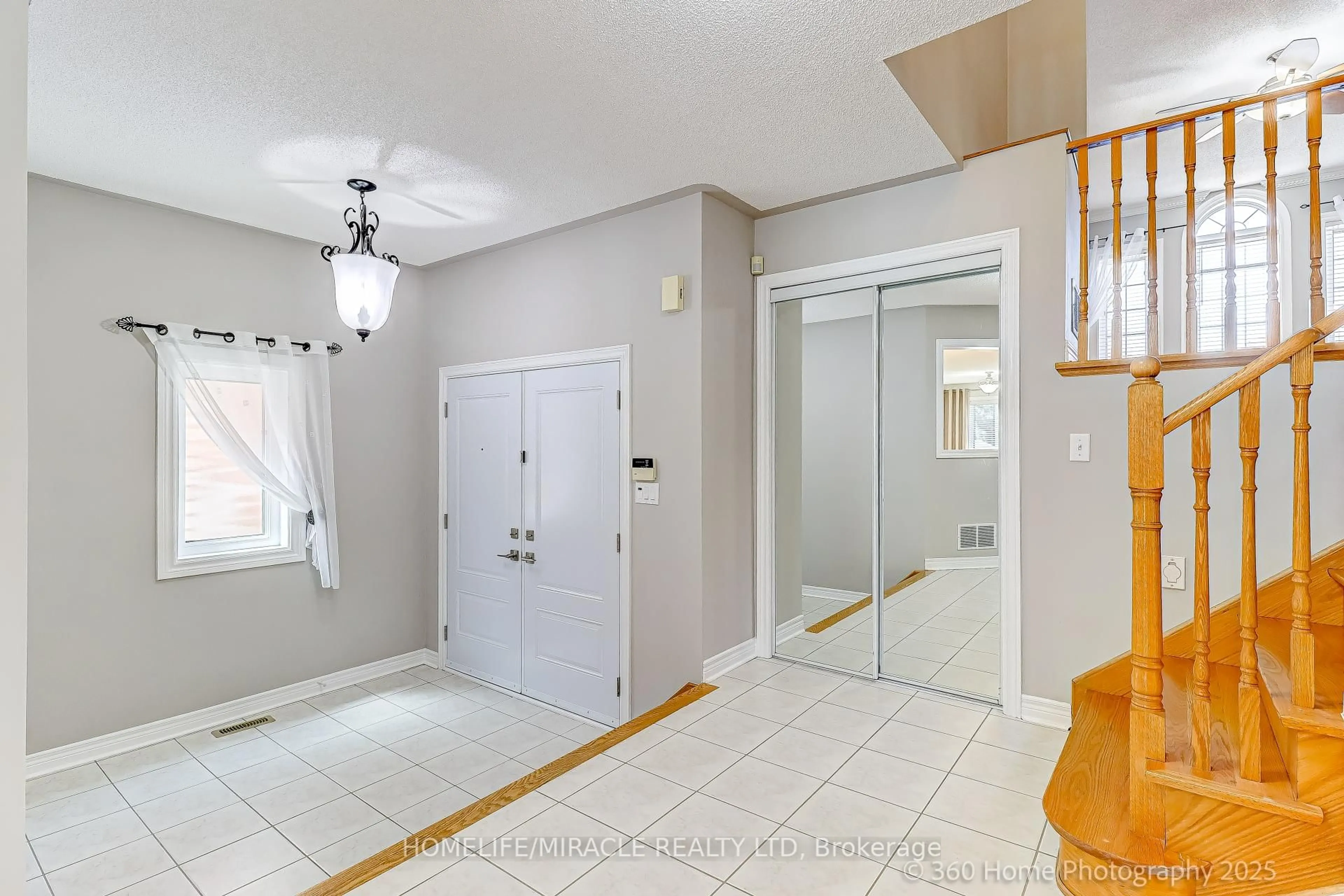 Indoor entryway for 608 Driftcurrent Dr, Mississauga Ontario L4Z 4A4