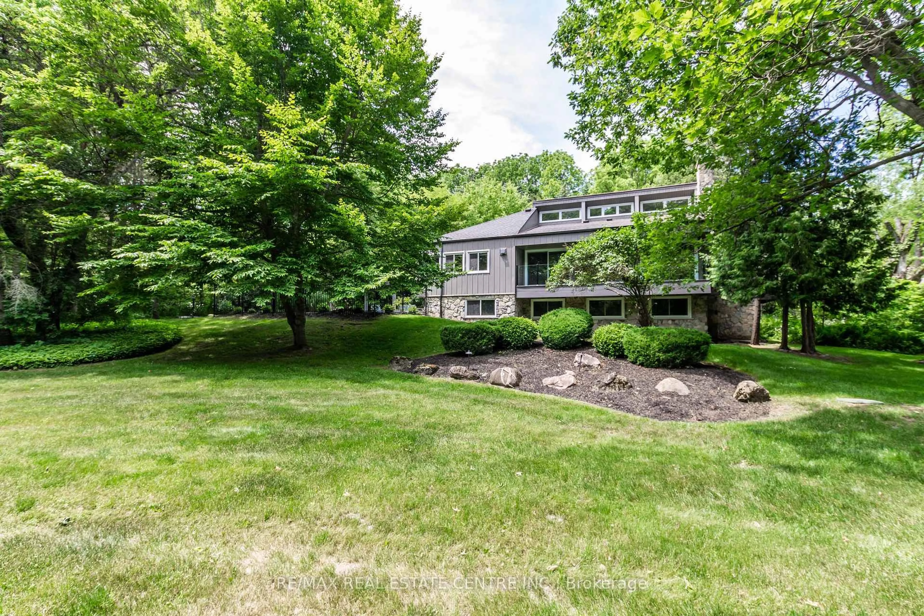 A pic from outside/outdoor area/front of a property/back of a property/a pic from drone, unknown for 6353 Mcniven Rd, Burlington Ontario L7P 0K1