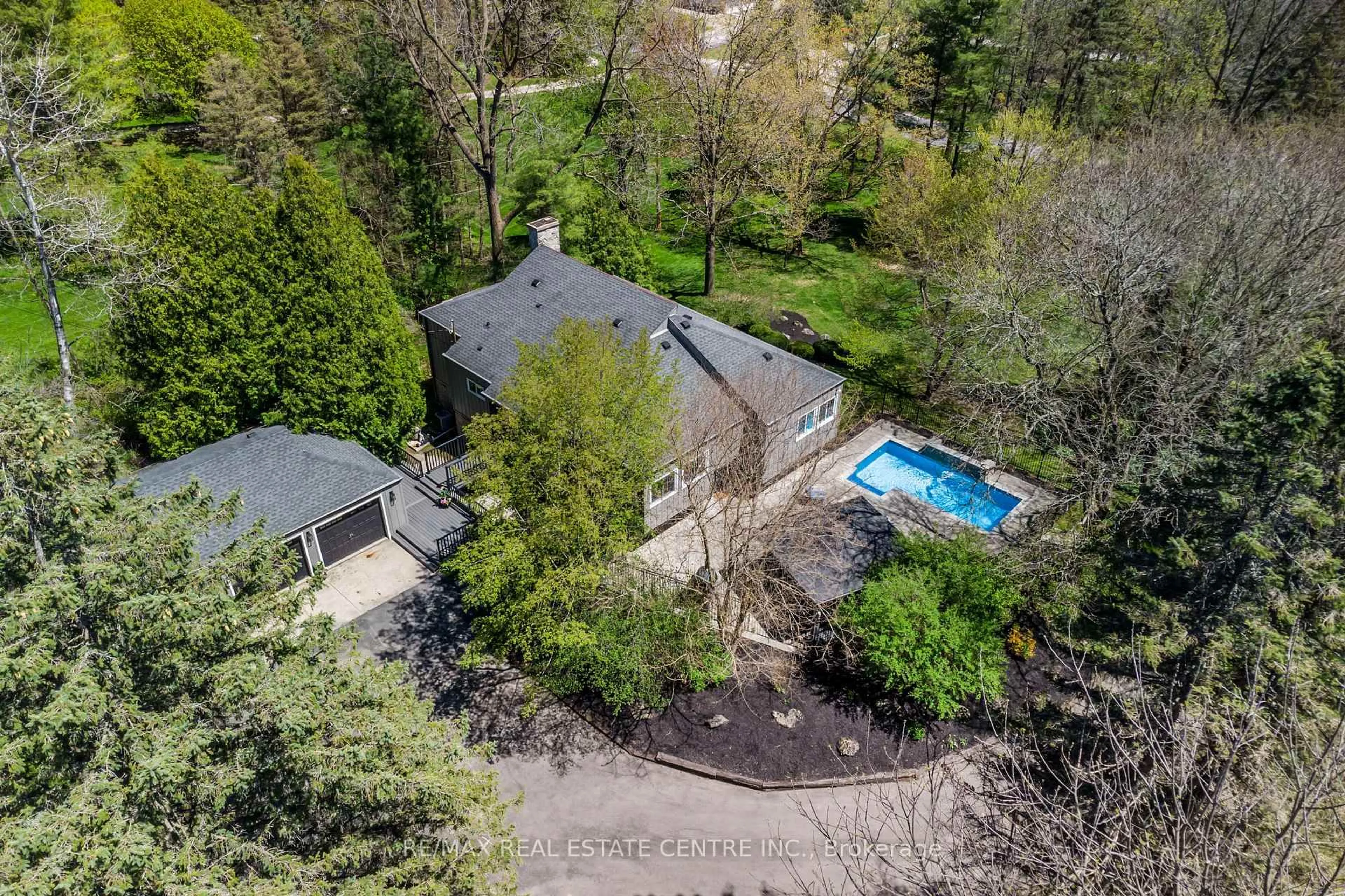 A pic from outside/outdoor area/front of a property/back of a property/a pic from drone, street for 6353 Mcniven Rd, Burlington Ontario L7P 0K1
