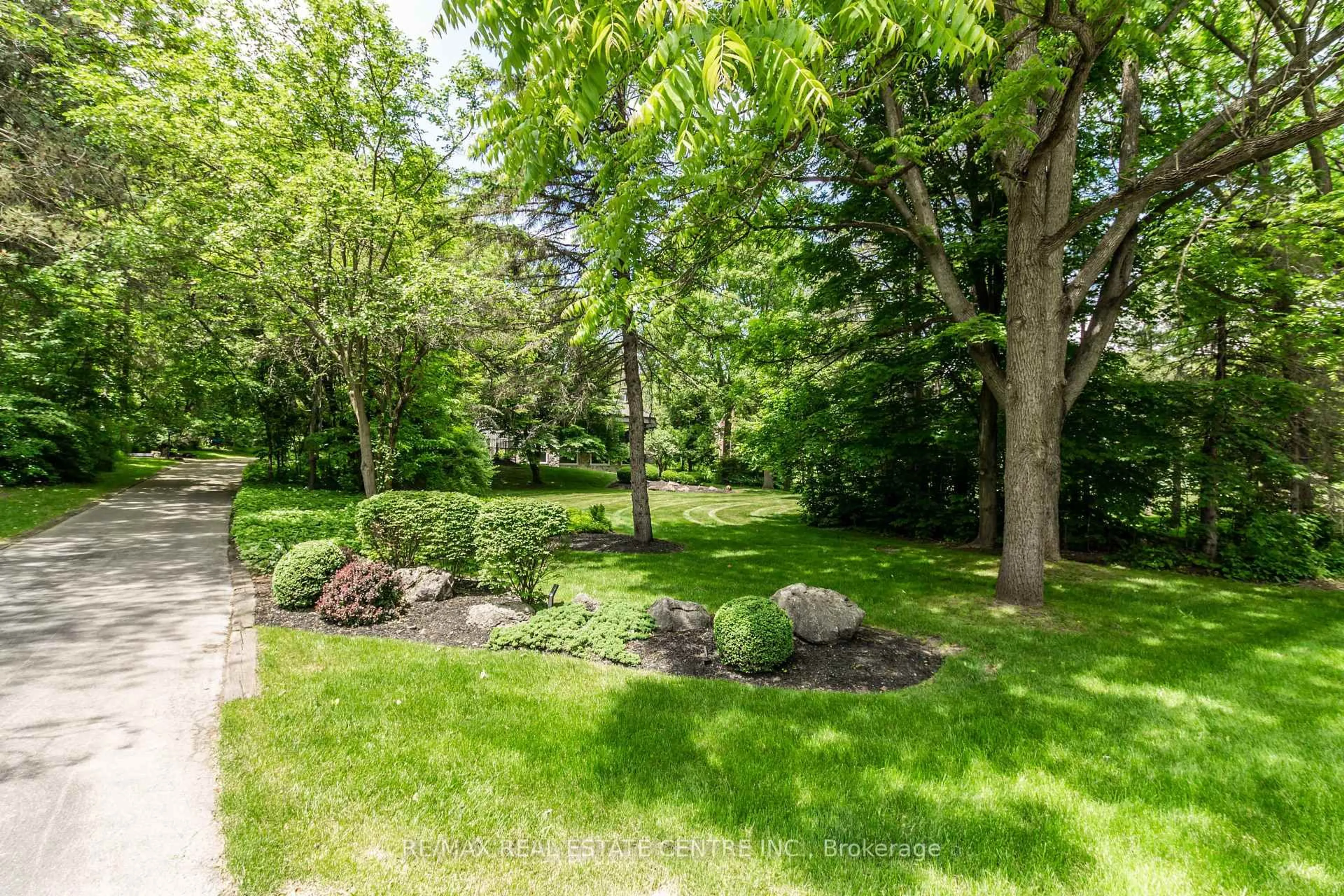 Patio, forest/trees view for 6353 Mcniven Rd, Burlington Ontario L7P 0K1