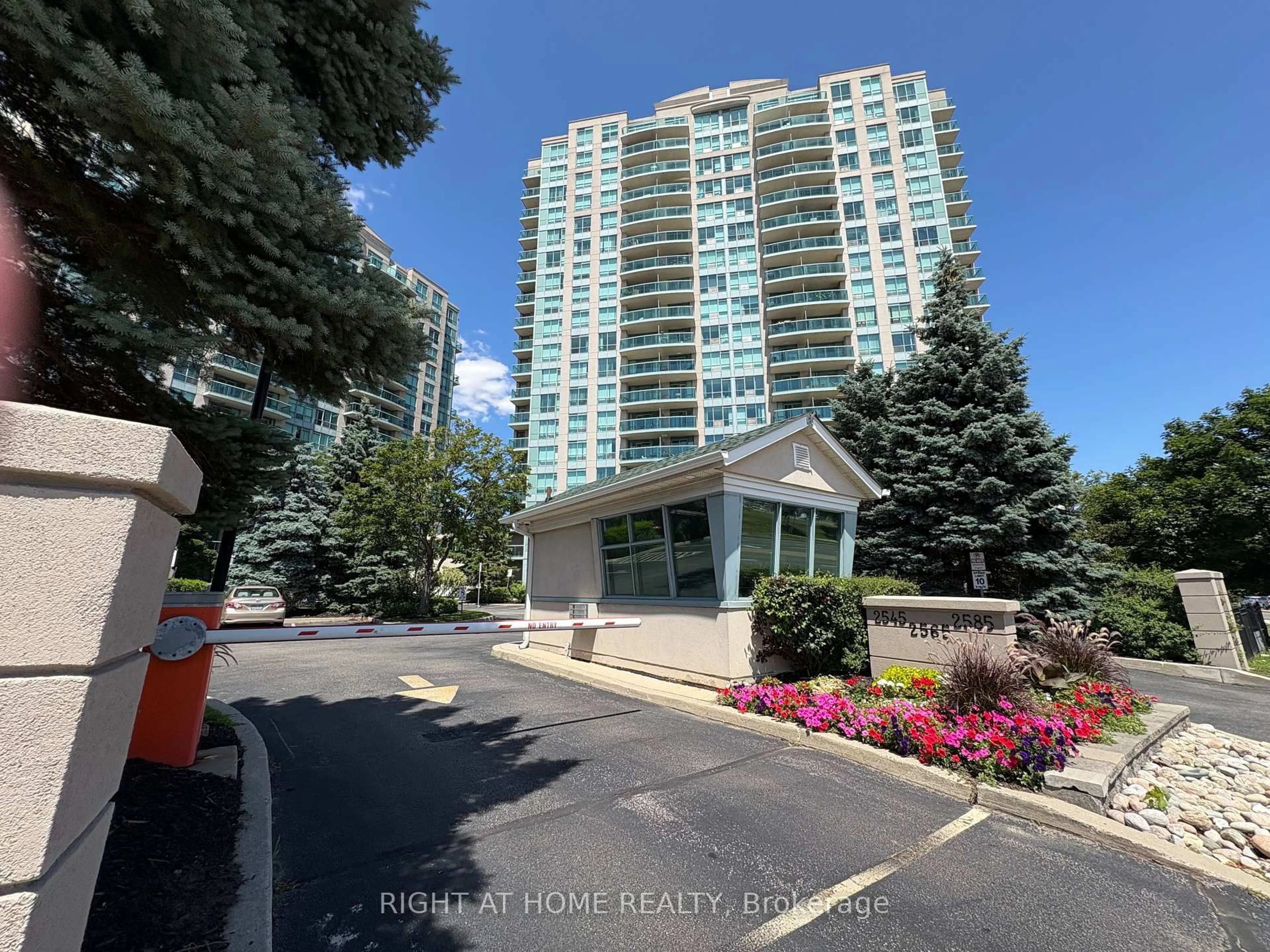 Indoor foyer for 2565 Erin Centre Blvd #503, Mississauga Ontario L5M 6Z8